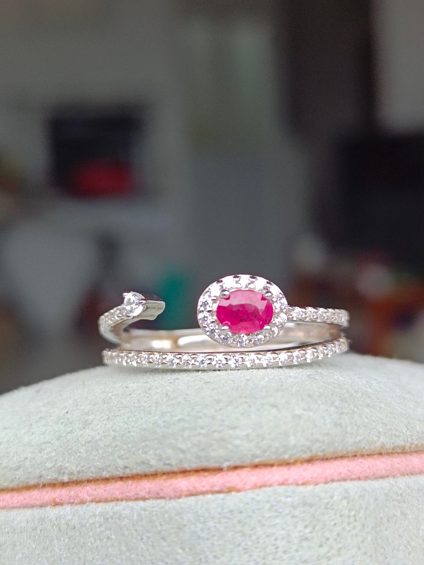 Anello con rubino - Incantevole eleganza in gioielleria