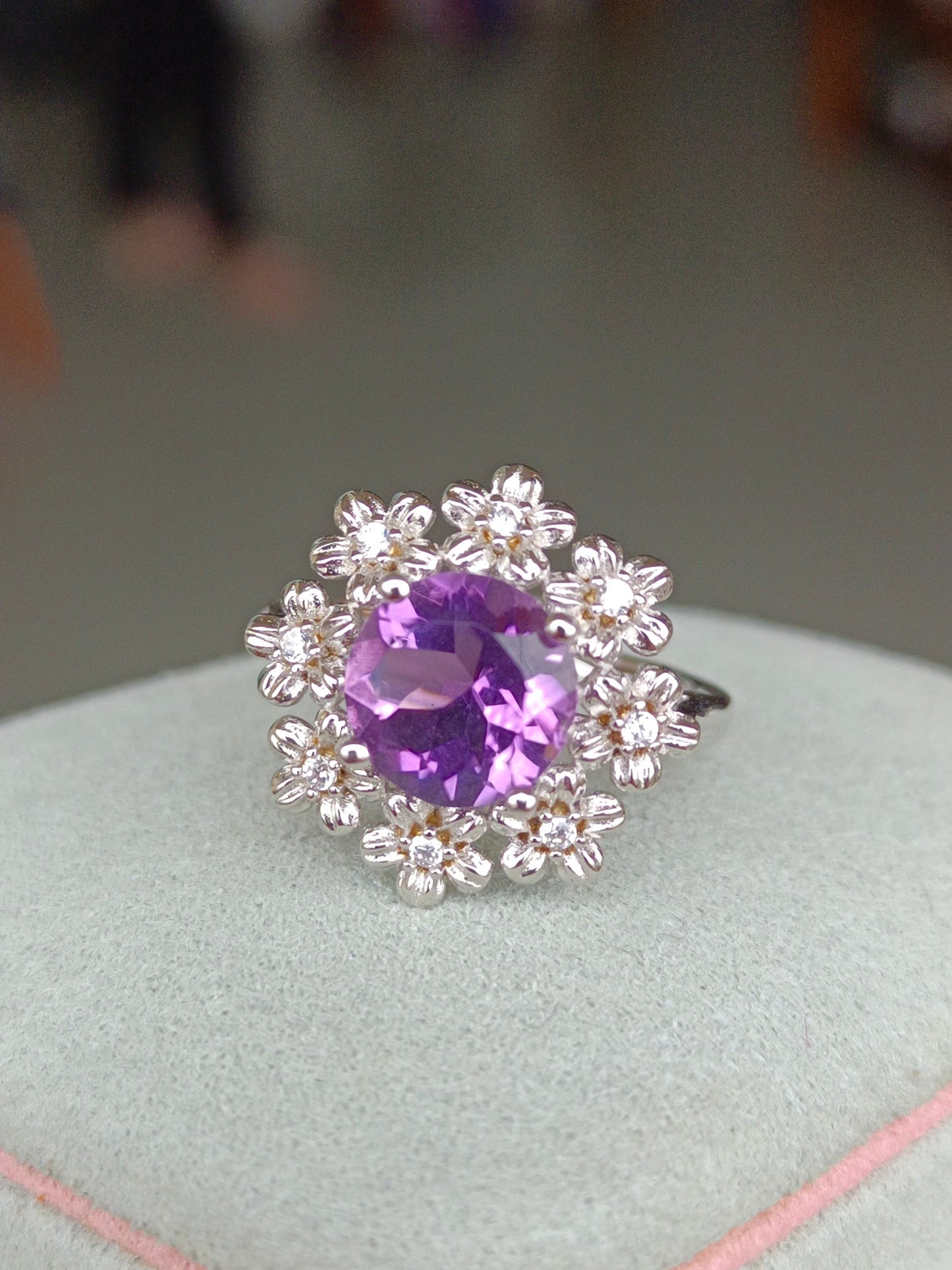 Squisito anello con fiori ricchi di ametista naturale - pezzo di gioielleria unico