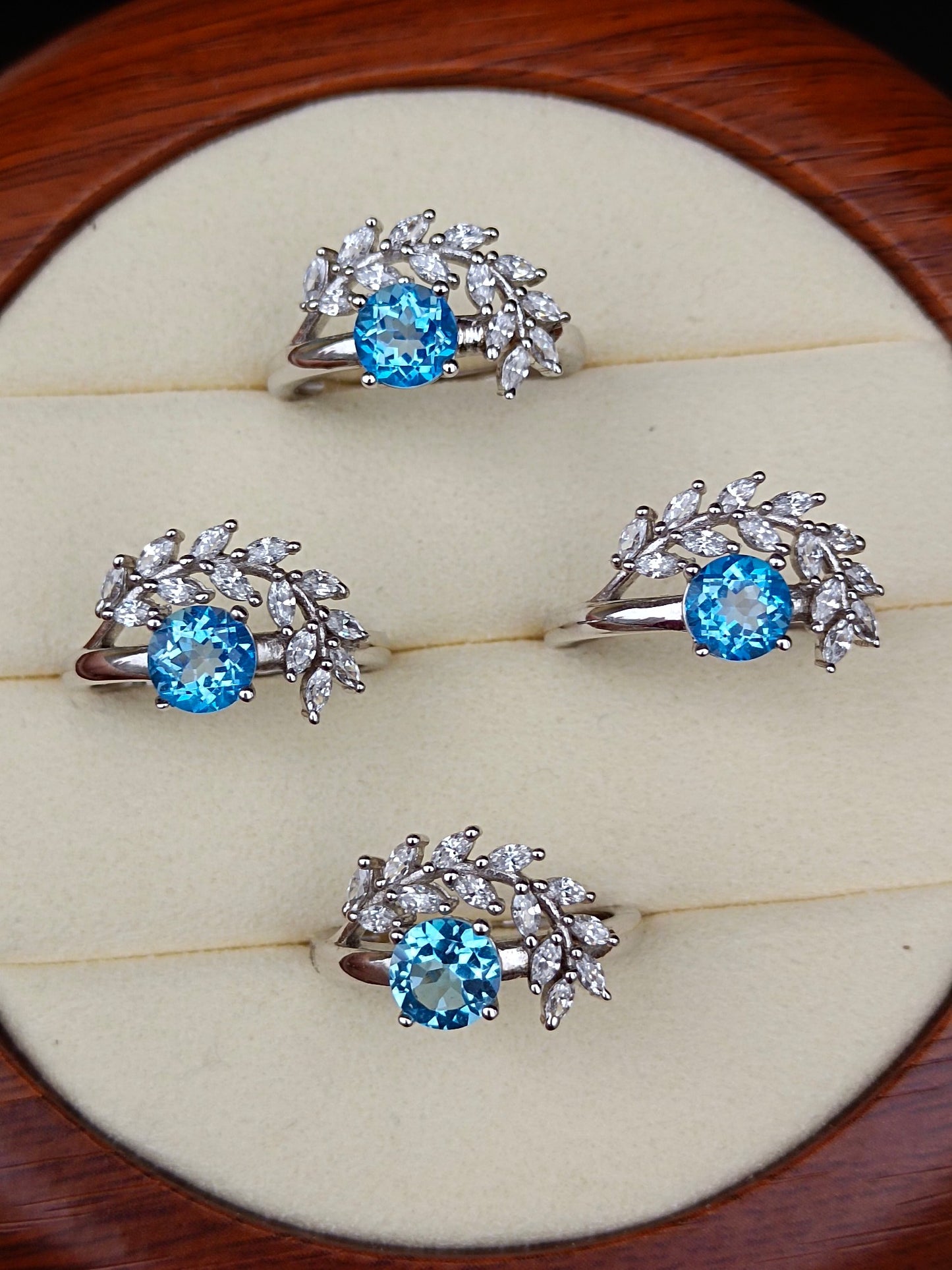 Anello con topazio naturale in blu svizzero: lavorazione artigianale di gioielli unici