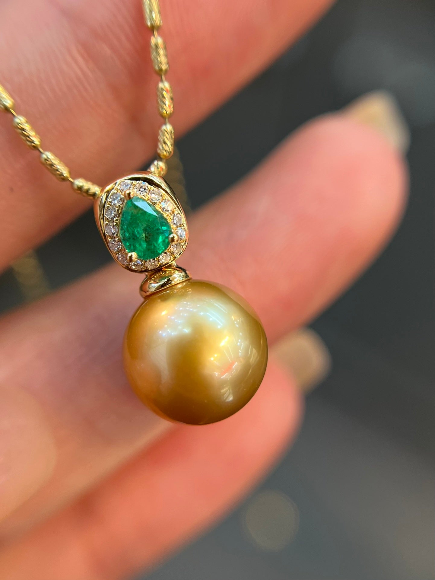 Elegant 18K Gold Embedded Pearl Pendant with Emerald and Diamond Accents