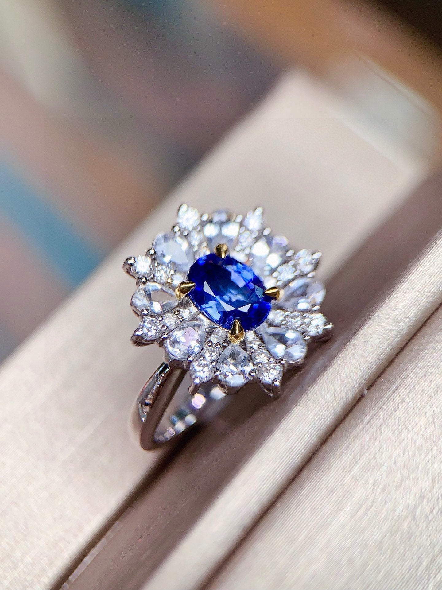 Cincin Nilam Mewah dalam Emas 18K dengan Aksen Berlian - Barang Kemas Cantik