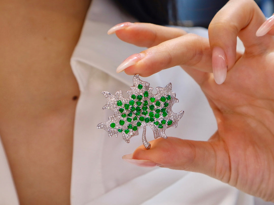 Elegant Botanical Brooch/Pendant: Emerald Maple Leaf Jewelry