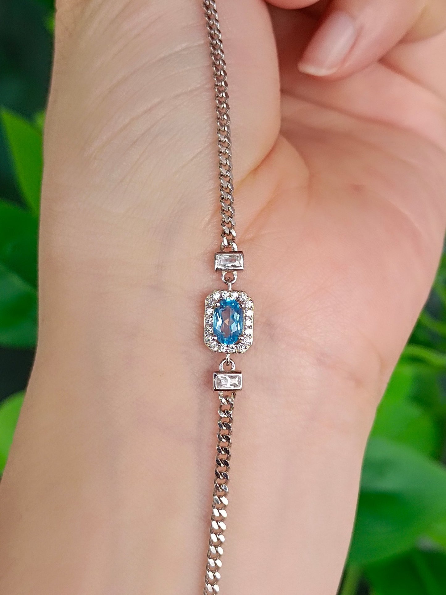 Squisito braccialetto svizzero con topazio azzurro naturale - Gioiello elegante
