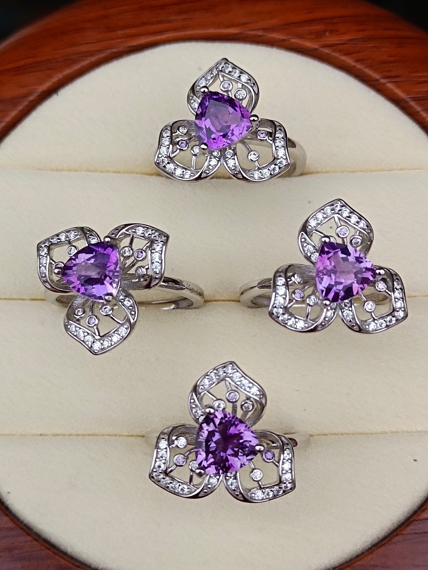 Elegante anello in cristallo viola naturale con design orchidea - Gioielli unici