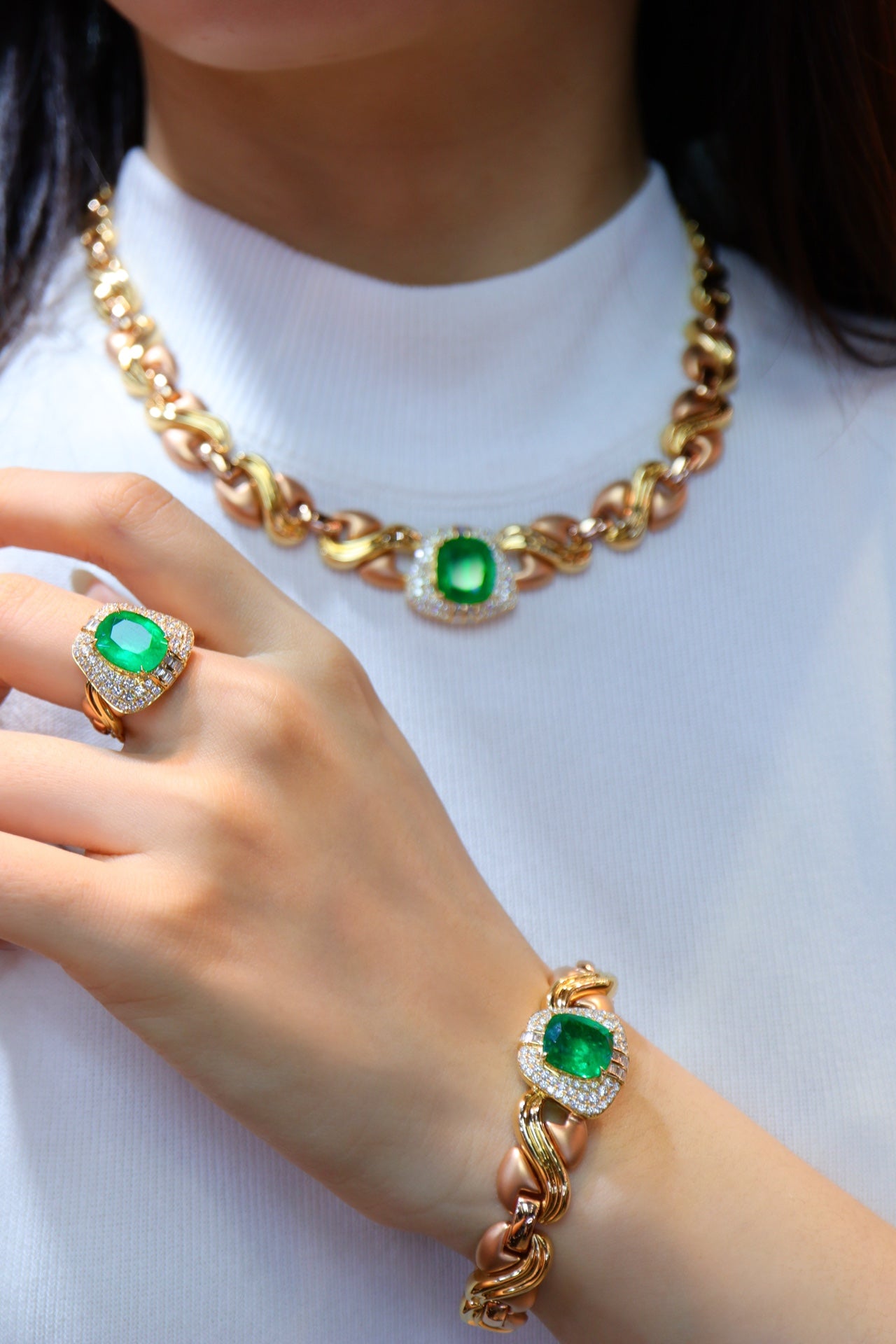 Smaragd-Schmuckset: Modernes Vintage-Design, Akzente aus 18-karätigem Gold und Diamanten