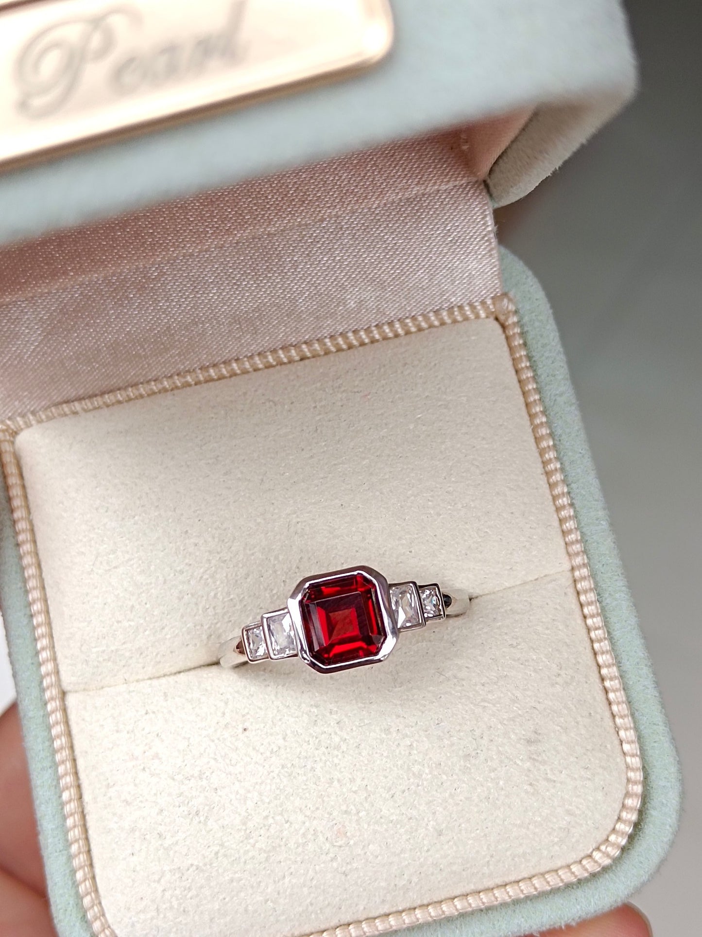 Elegante anello con granato naturale taglio principessa - Gioielleria raffinata
