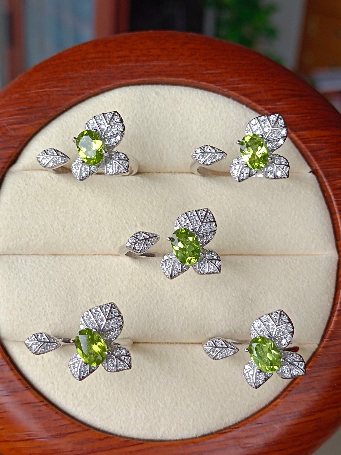Anello con peridoto naturale radioso: un tocco di primavera in gioielleria