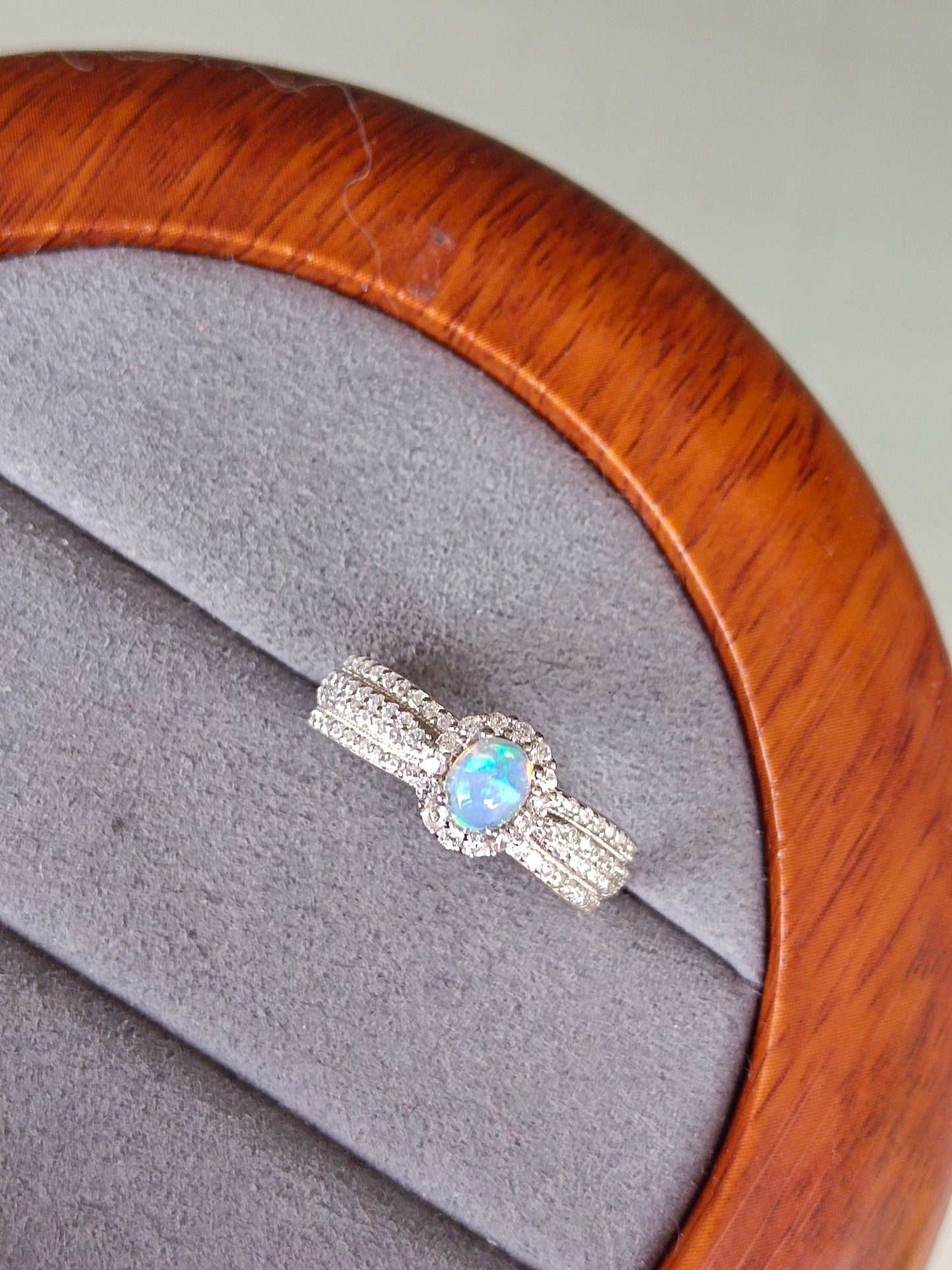 Bague en opale naturelle – Bijoux exquis avec un jeu de couleurs fascinant