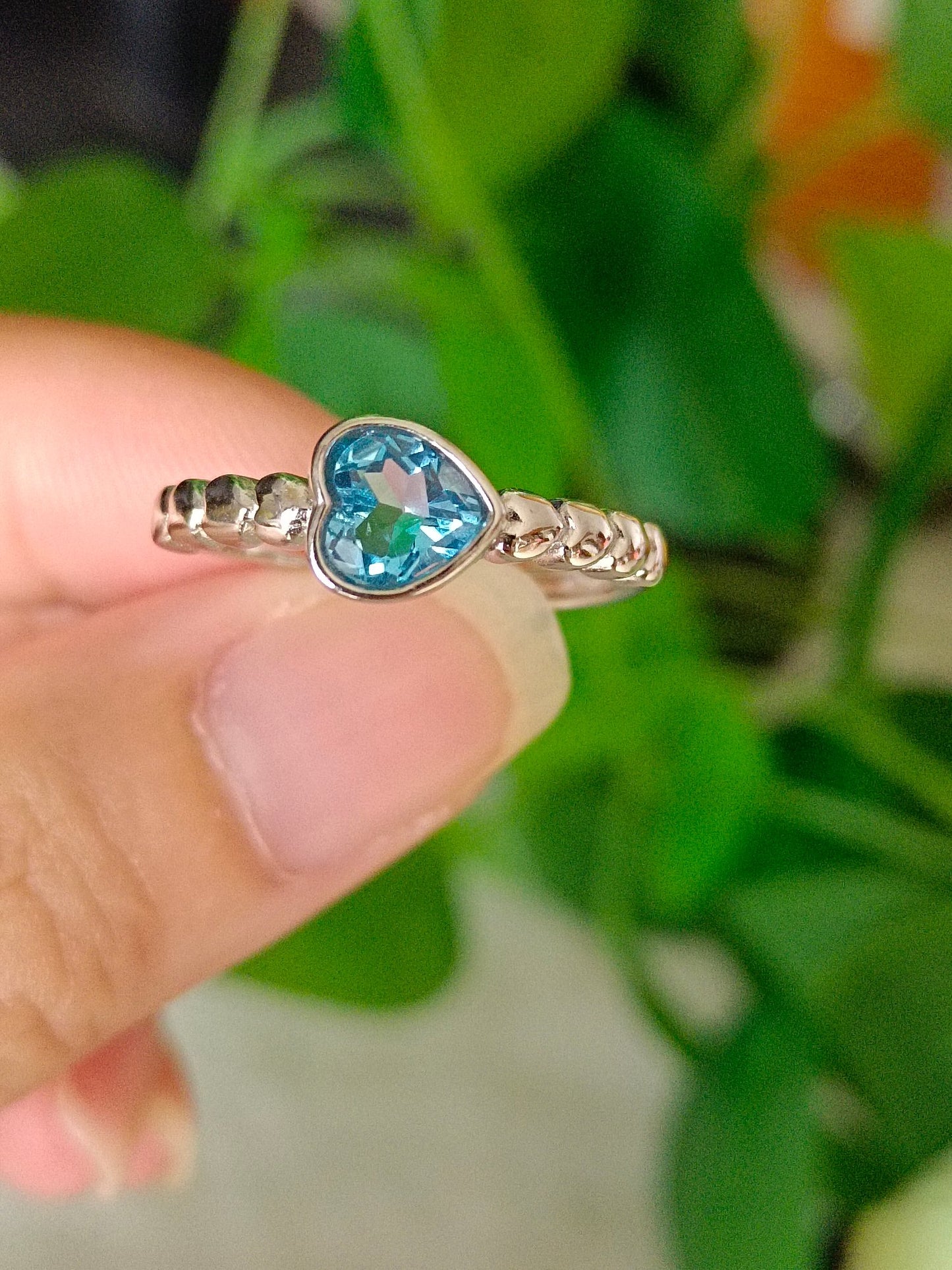 Anello a cuore con topazio naturale: un gioiello abbagliante
