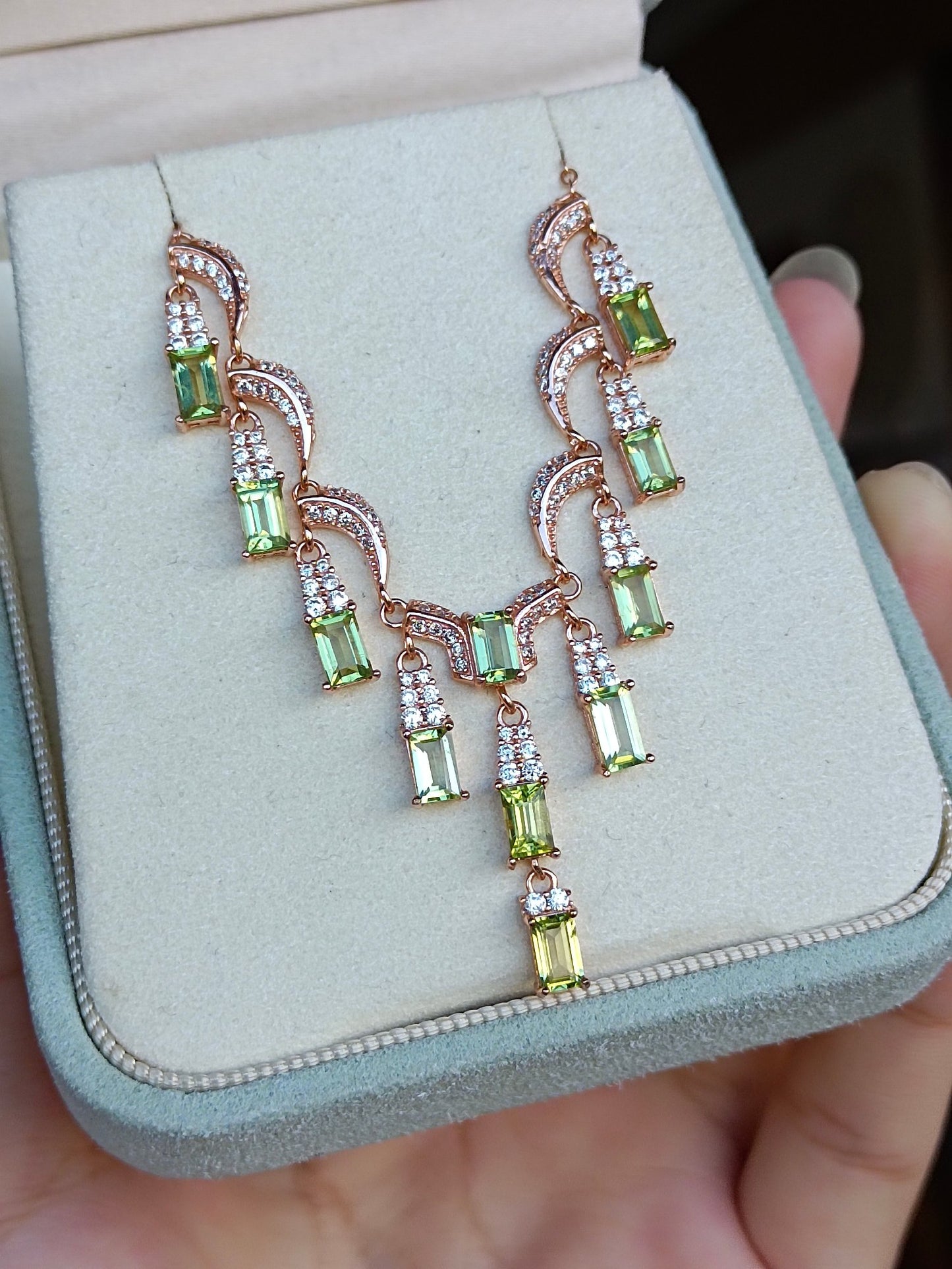 Prachtige halsketting met olijfstenen kwastjes - een must-have voor sieraden