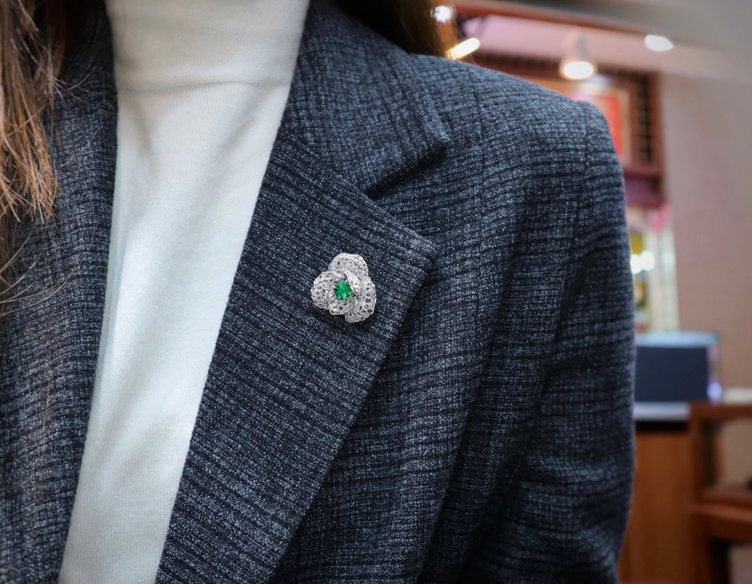 Versatile Emerald Jewelry Piece - A Must-Have Accessory!