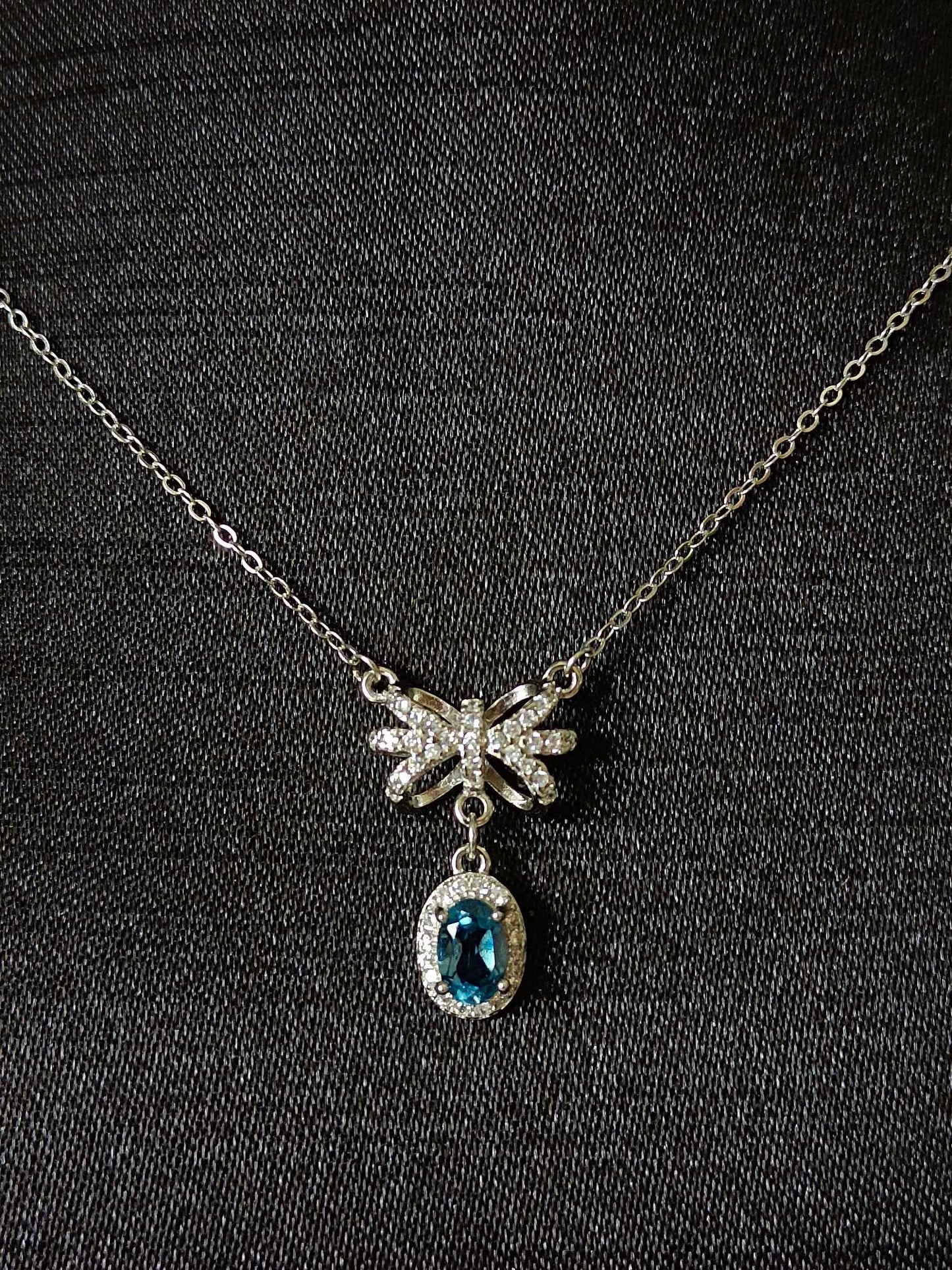 London Blue Topaz Bow anheng Halskjede - minimalistiske og elegante smykker