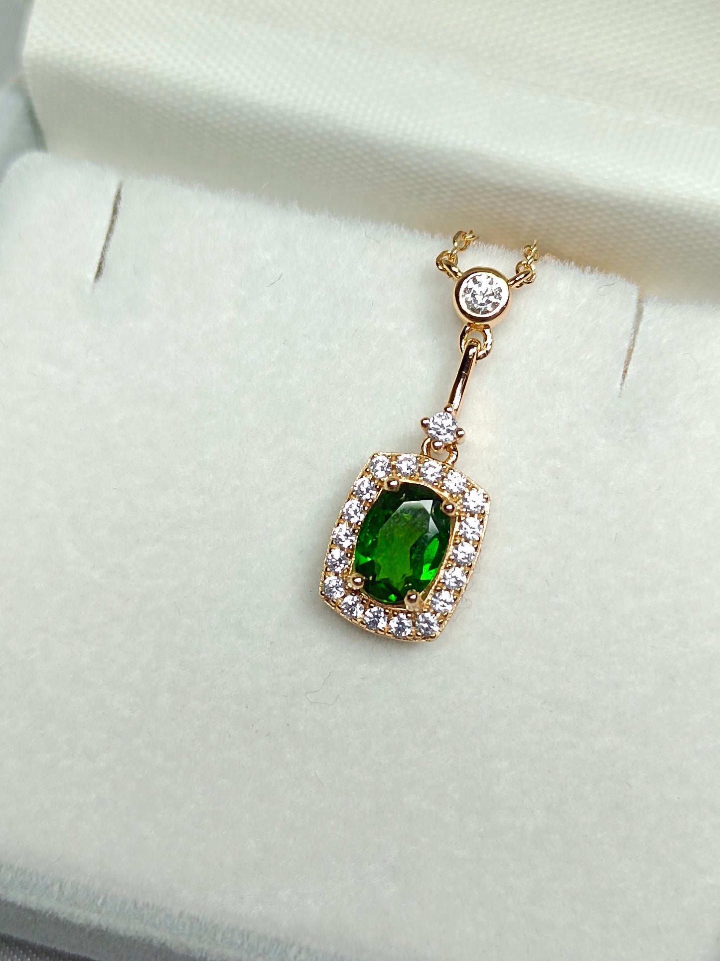 Collana con diopside naturale: un simbolo di speranza, salute e longevità nei gioielli