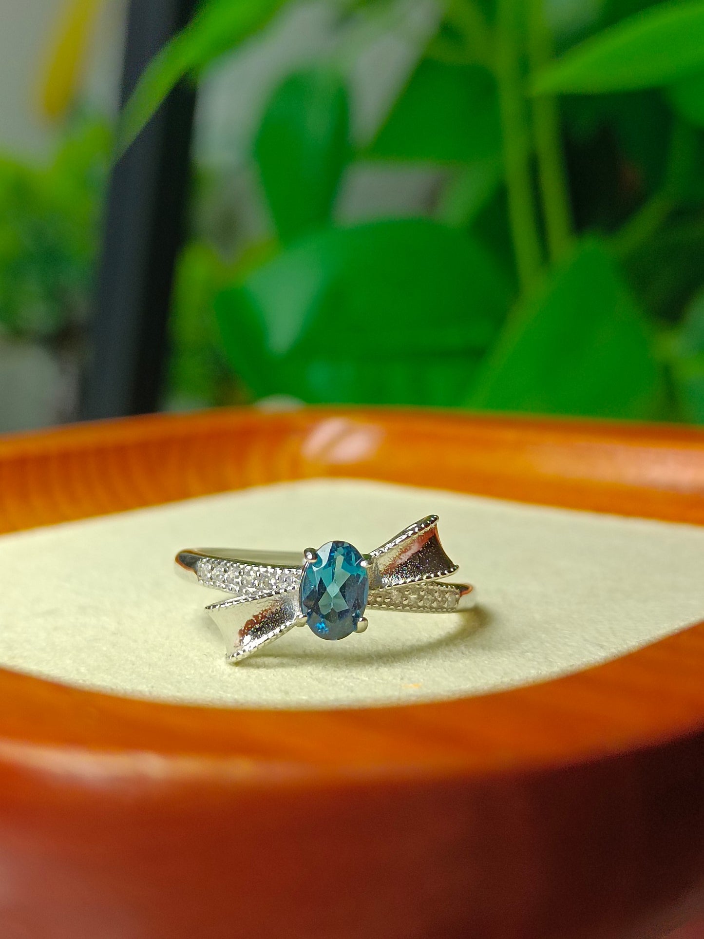 Anello con fiocco in topazio blu London: gioielli squisiti per ogni occasione