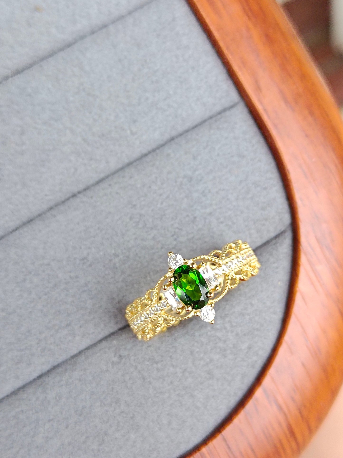 Anello Diopside unico con stile corte in pizzo - Gioielli eleganti