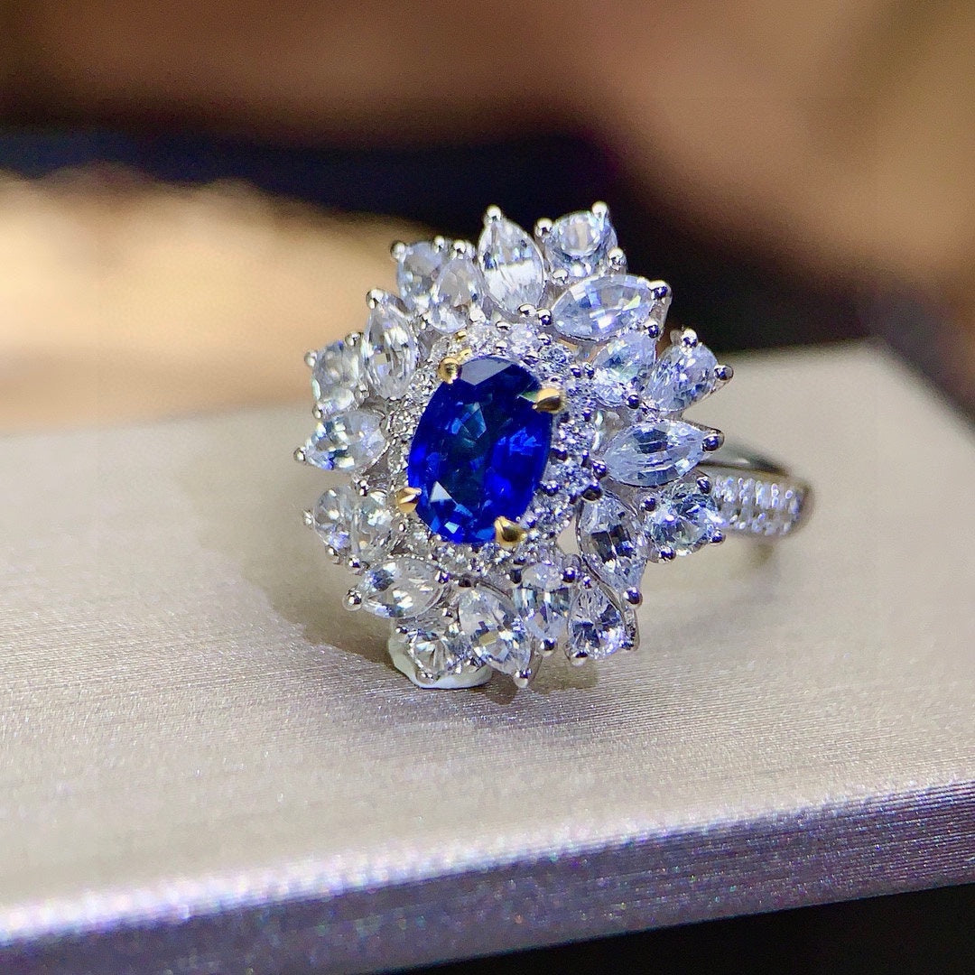 Luxuriöser Saphirring mit Diamantakzenten – High-End-Schmuck