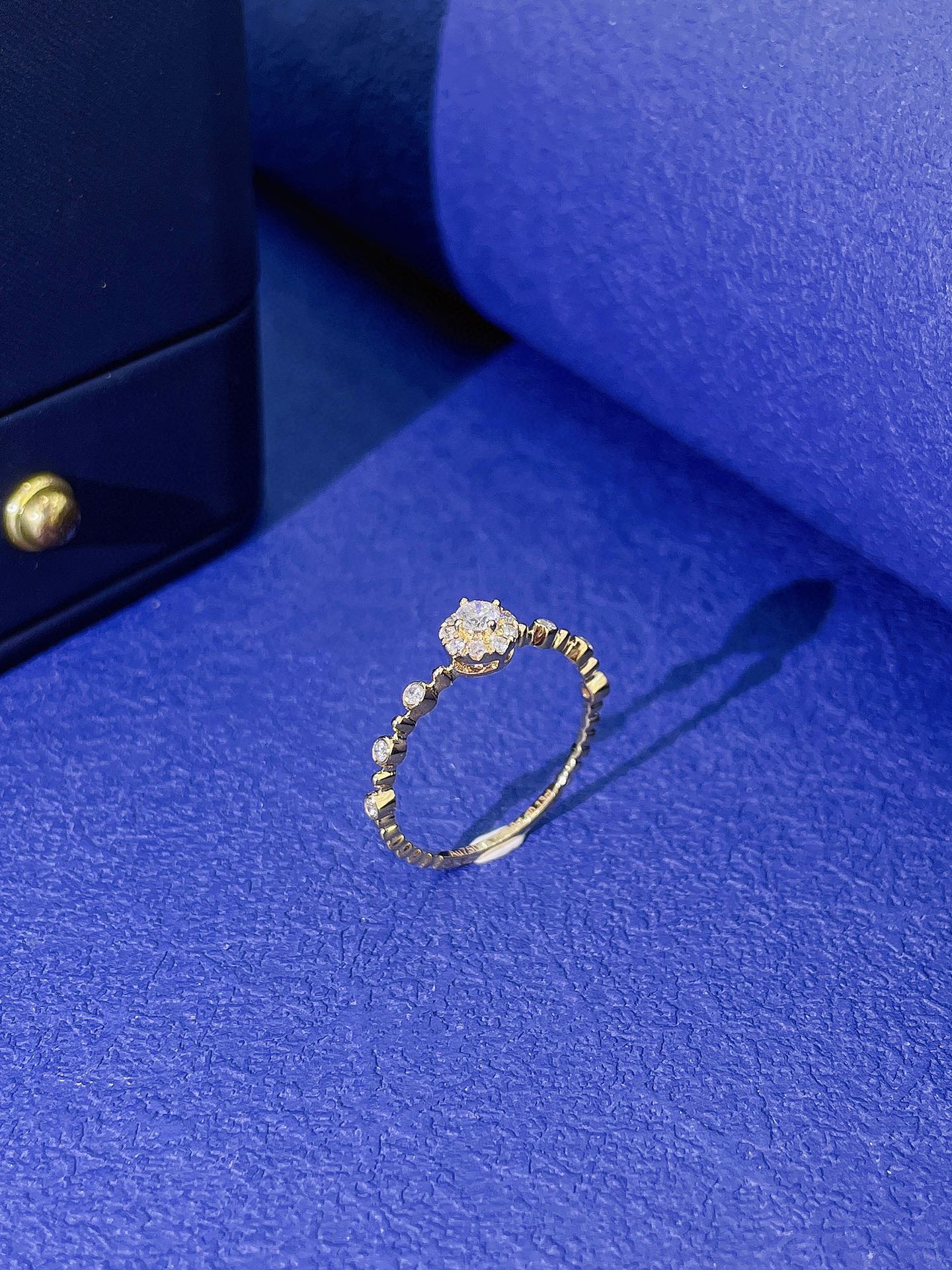 Anillo de burbuja con cuentas de perlas cultivadas de 18 quilates: pieza de joyería exquisita