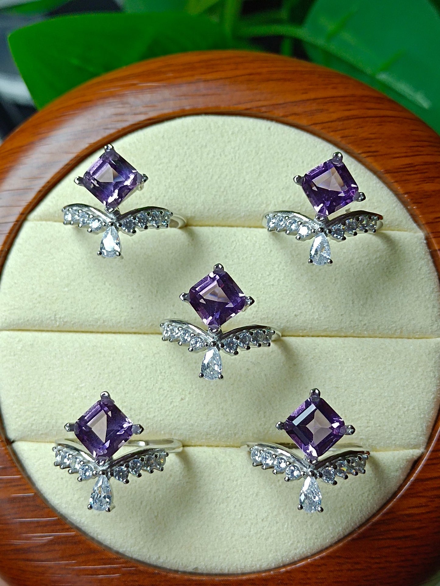 Squisito anello quadrato in cristallo viola naturale - Gioielli di eleganza e romanticismo