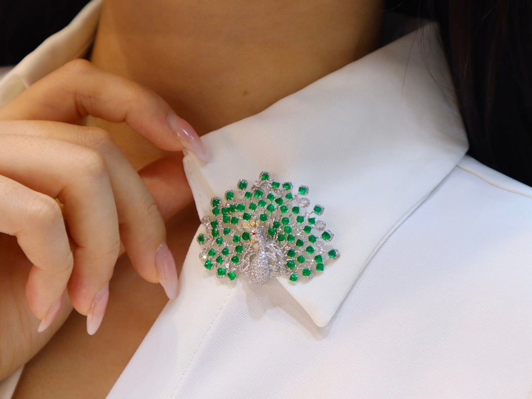 Emerald Jewelry Marvel: Peacock Brooch/Pendant Dual-Use Piece