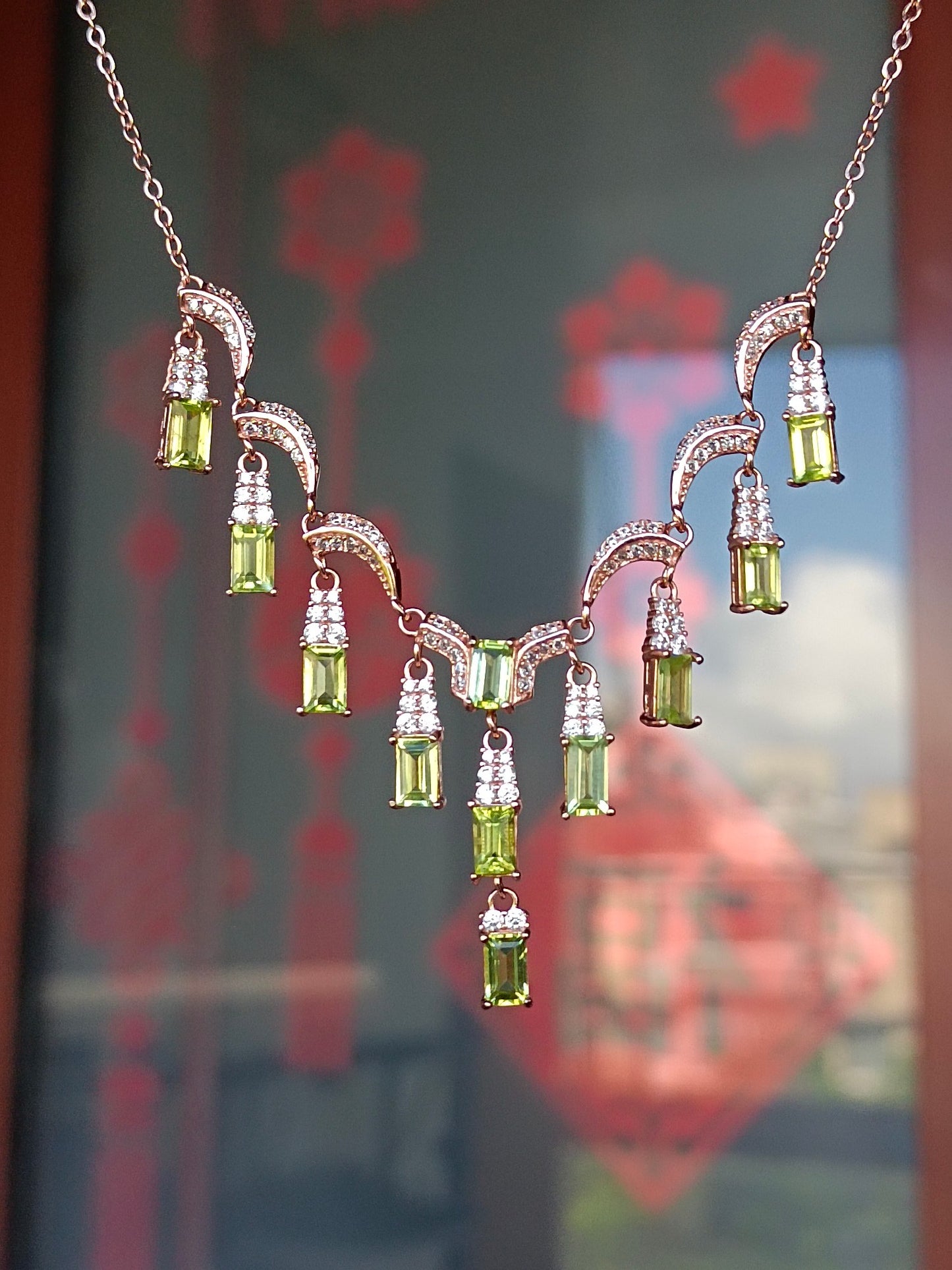 Prachtige halsketting met olijfstenen kwastjes - een genot voor sieraden