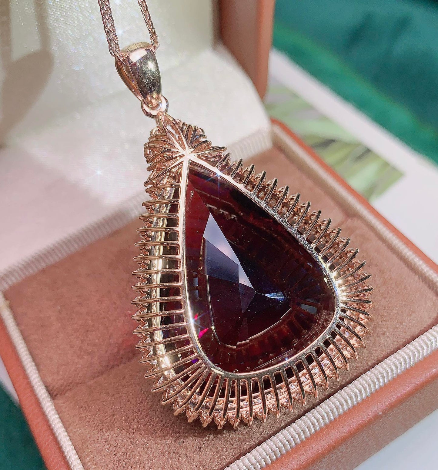 Exquisiter, großer Karat-Turmalin-Anhänger in Sammlerqualität – edler Schmuck