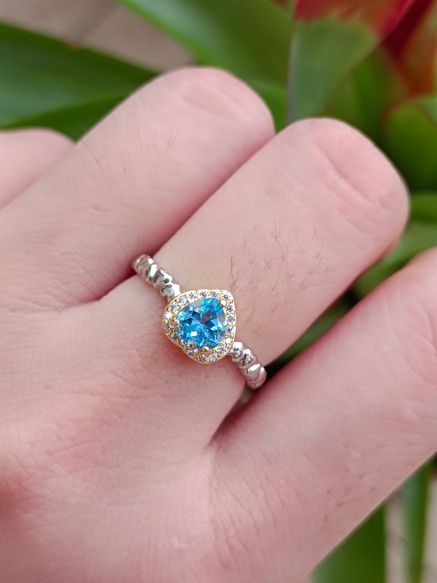 Elegante anello svizzero con topazio azzurro a forma di cuore - Gioiello unico