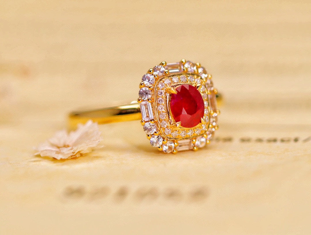 Luxusschmuck: Rubinring aus 18 Karat Gold mit Diamantakzenten