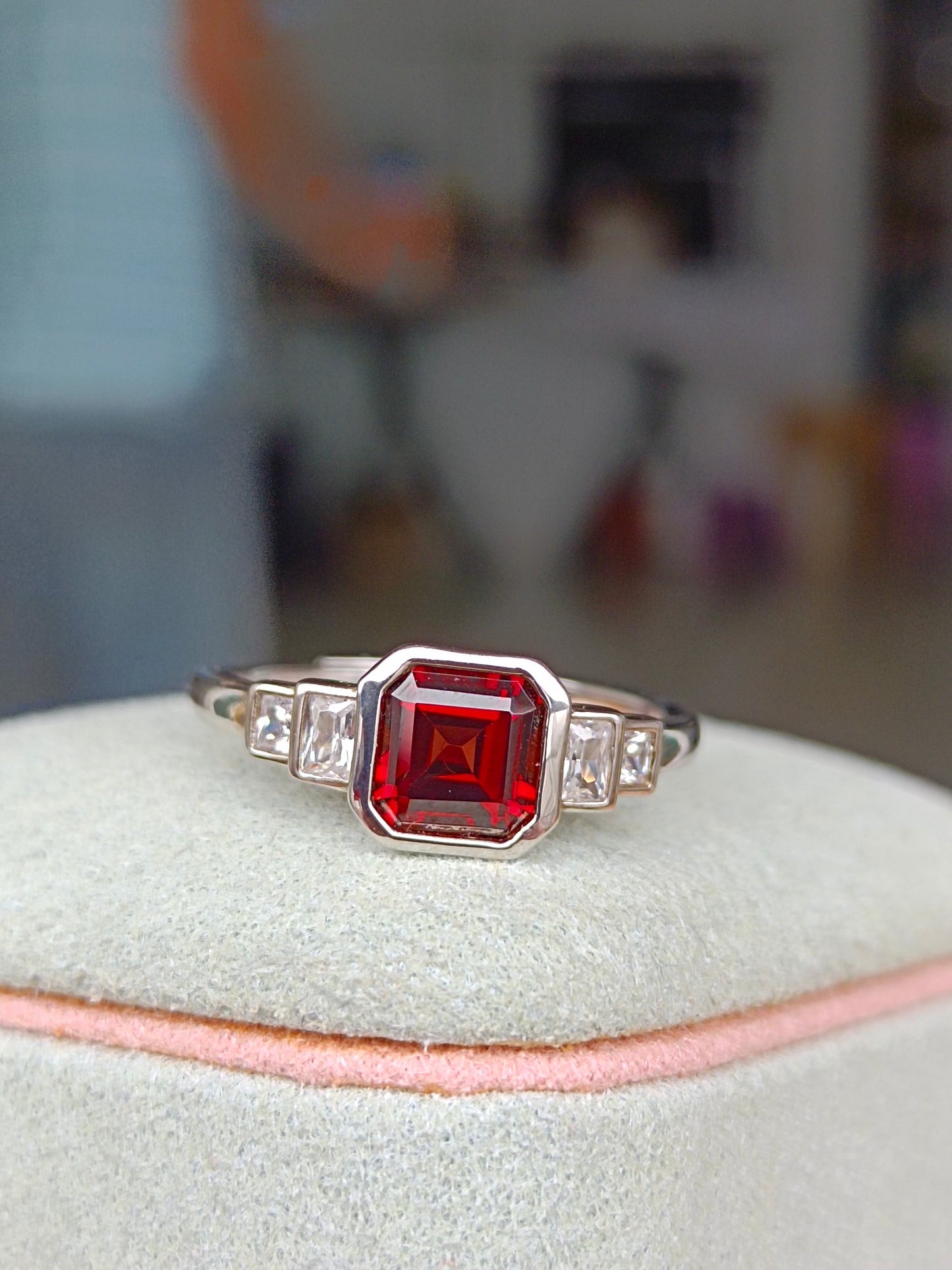Elegante anello con granato naturale taglio principessa - Gioielleria raffinata