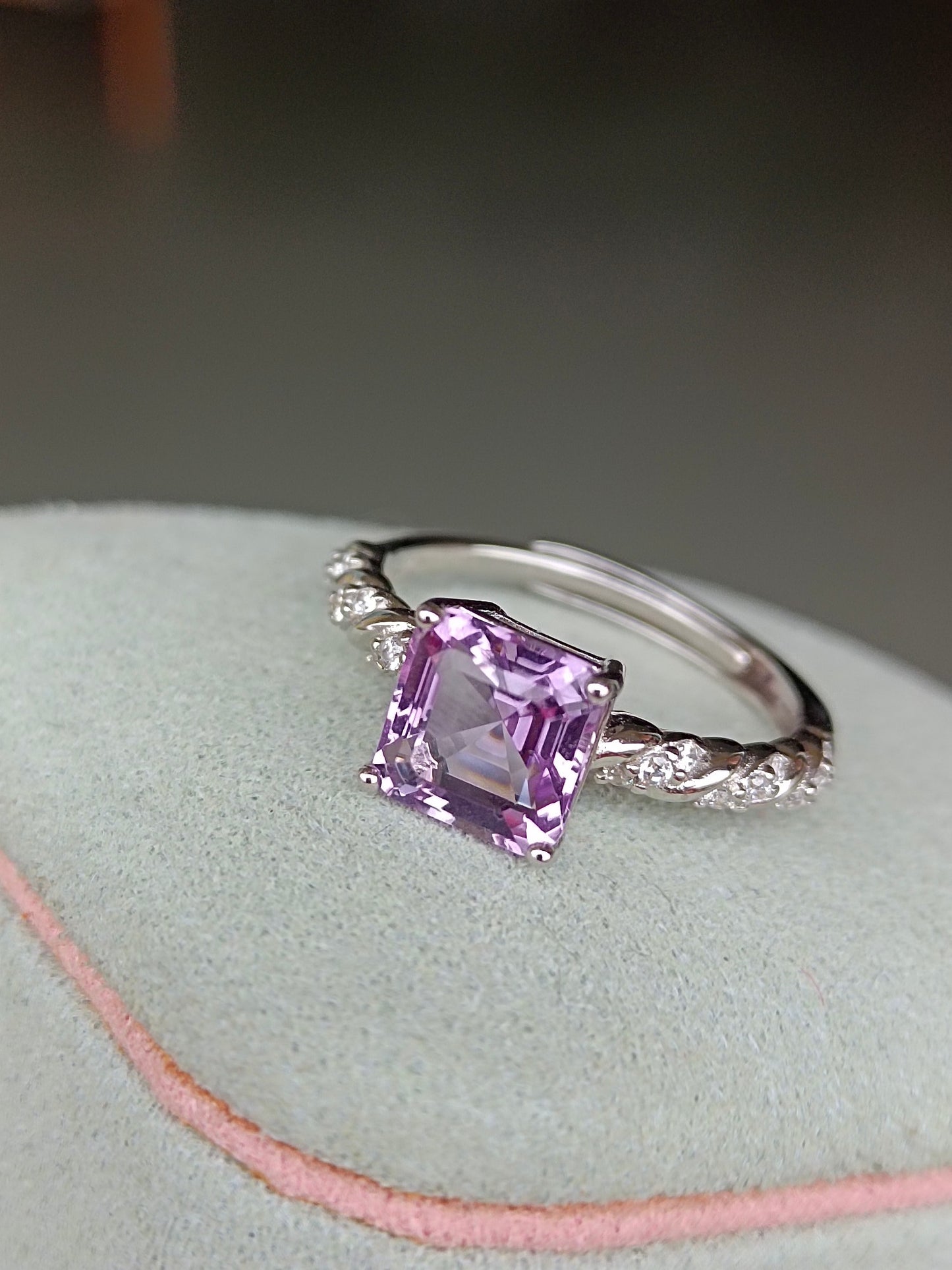 Anello con ametista lavanda naturale: gioielli squisiti per i romantici