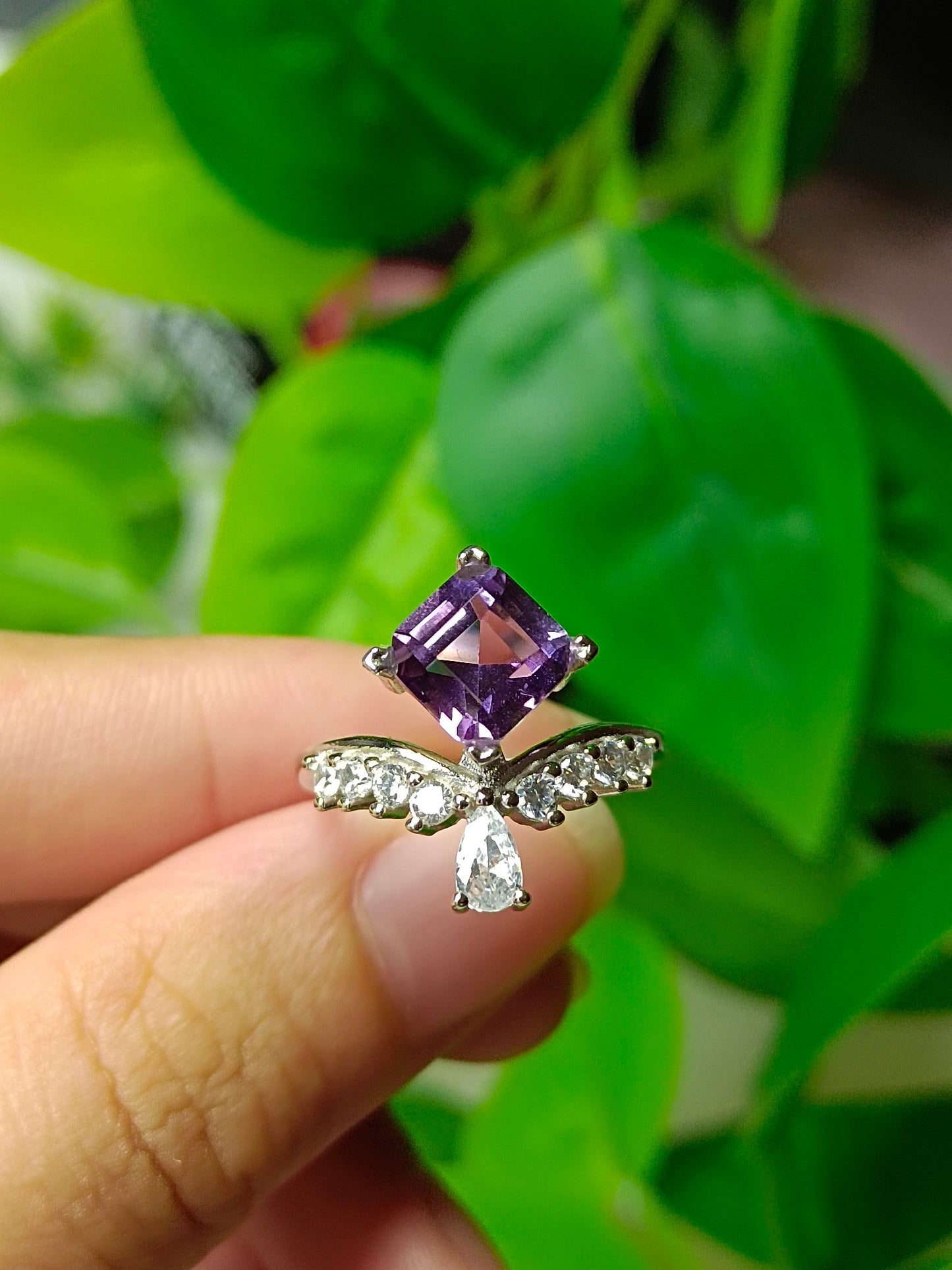 Squisito anello quadrato in cristallo viola naturale - Gioielli di eleganza e romanticismo