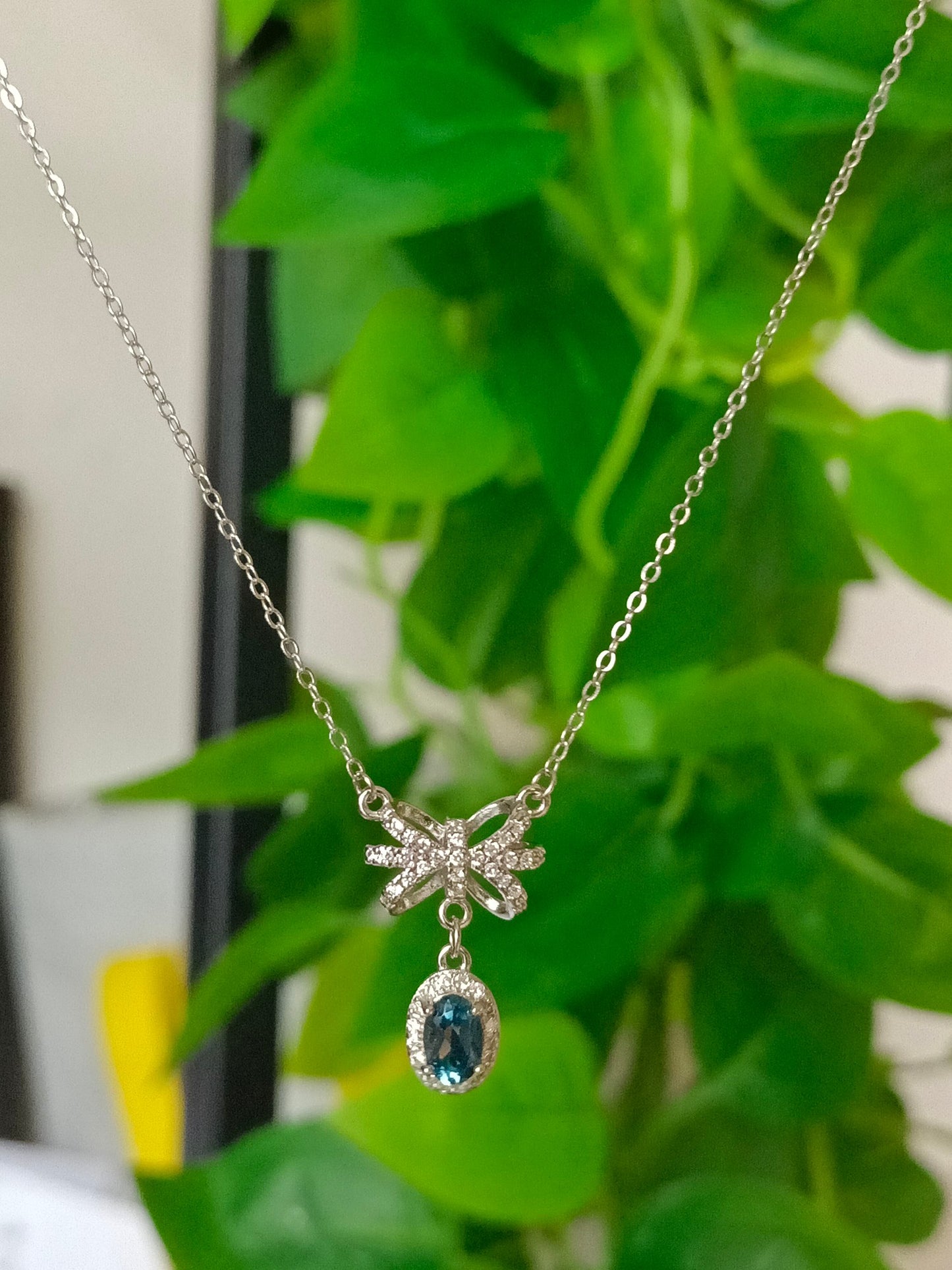 London Blue Topaz Bow anheng Halskjede - minimalistiske og elegante smykker