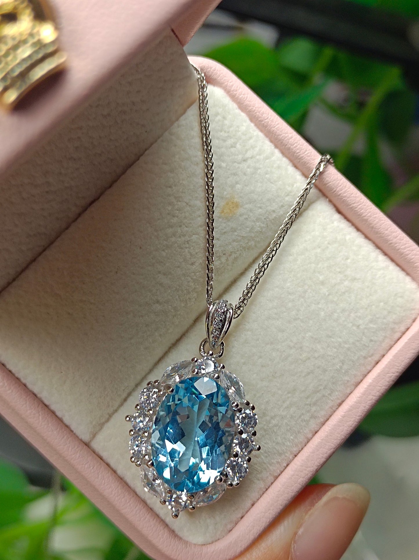 Luxurious Natural Topaz Jewelry Pendant - A Dazzling Necklace for Elegance