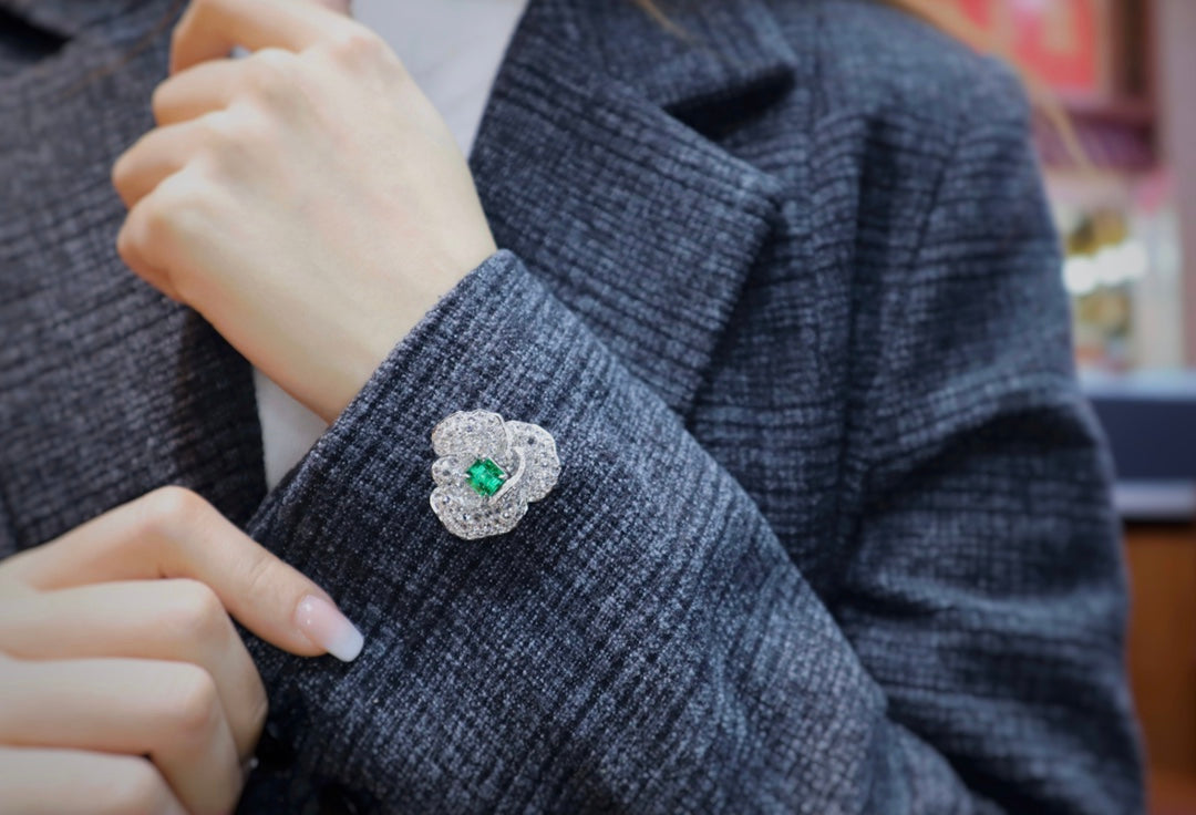 Versatile Emerald Jewelry Piece - A Must-Have Accessory!