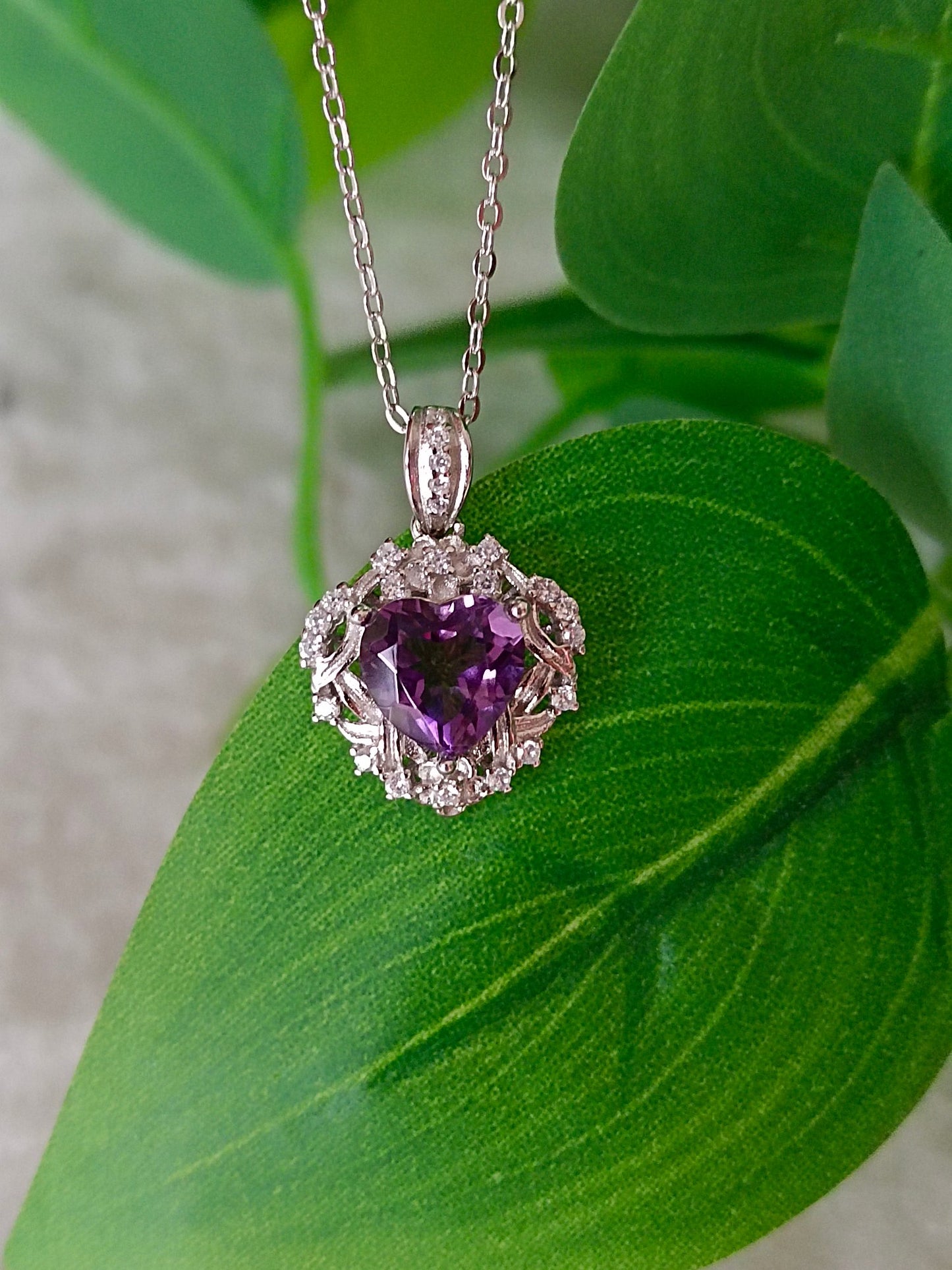 Naturlig ametyst hjerteanheng - elegante vintagesmykker