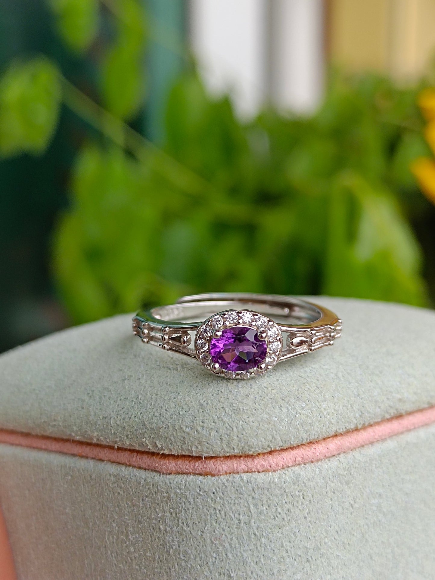 Elegante anello con ametista naturale: un gioiello indispensabile