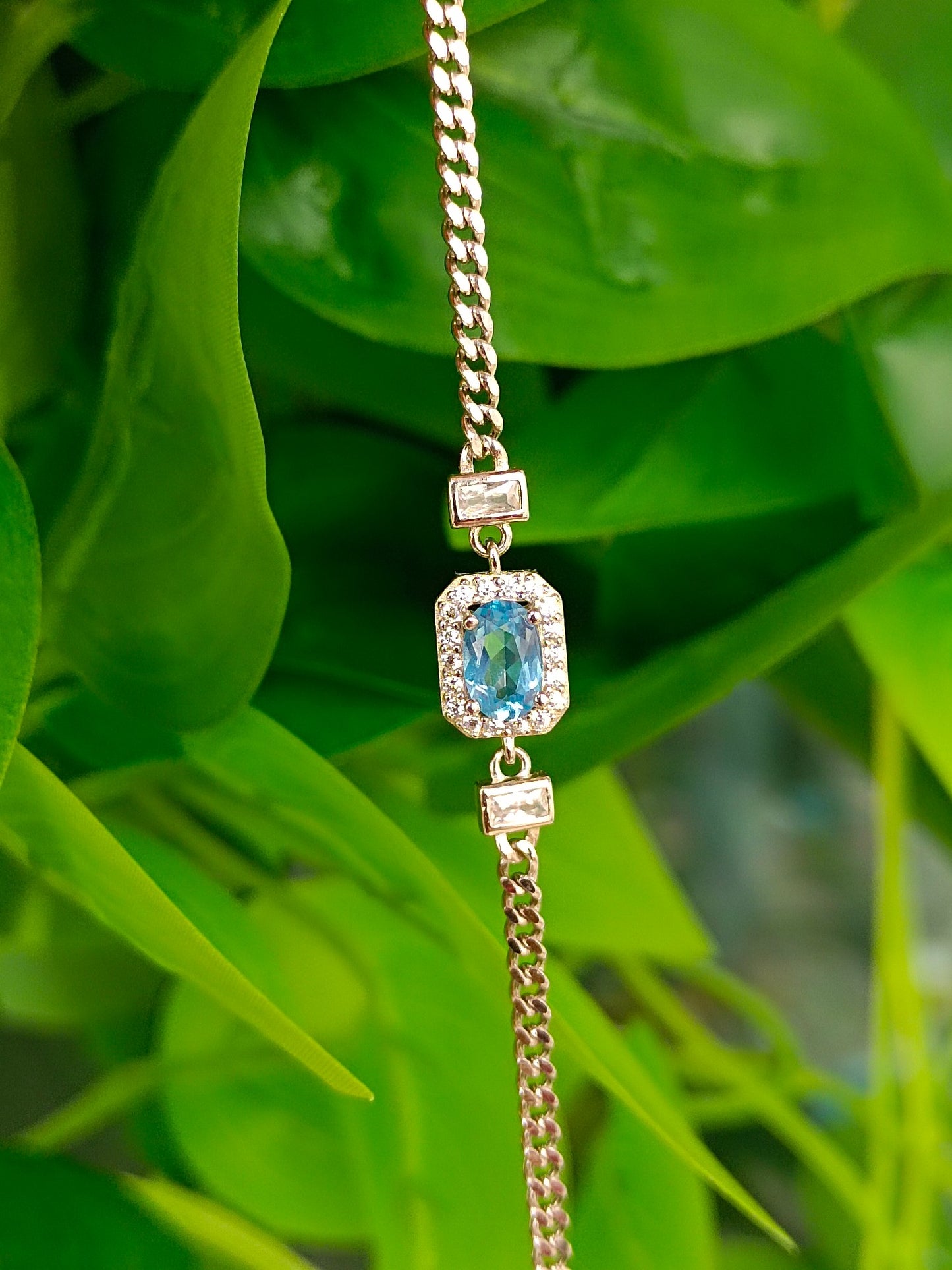 Squisito braccialetto svizzero con topazio azzurro naturale - Gioiello elegante