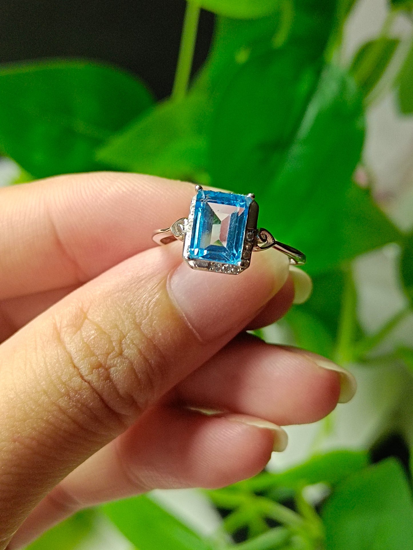 Exquisito anillo cuadrado de topacio azul suizo natural - Joyería fina