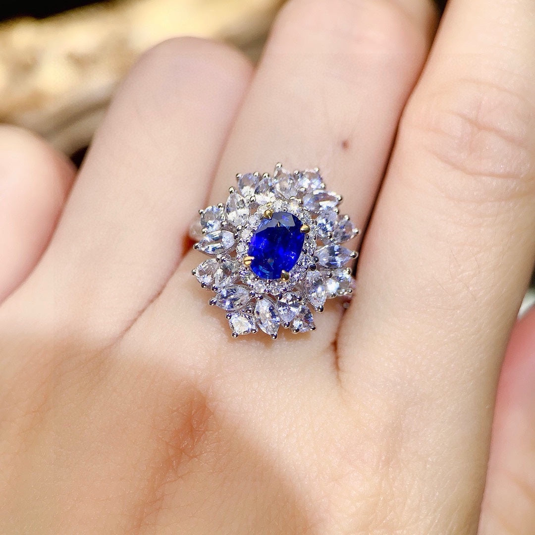 Luxuriöser Saphirring mit Diamantakzenten – High-End-Schmuck
