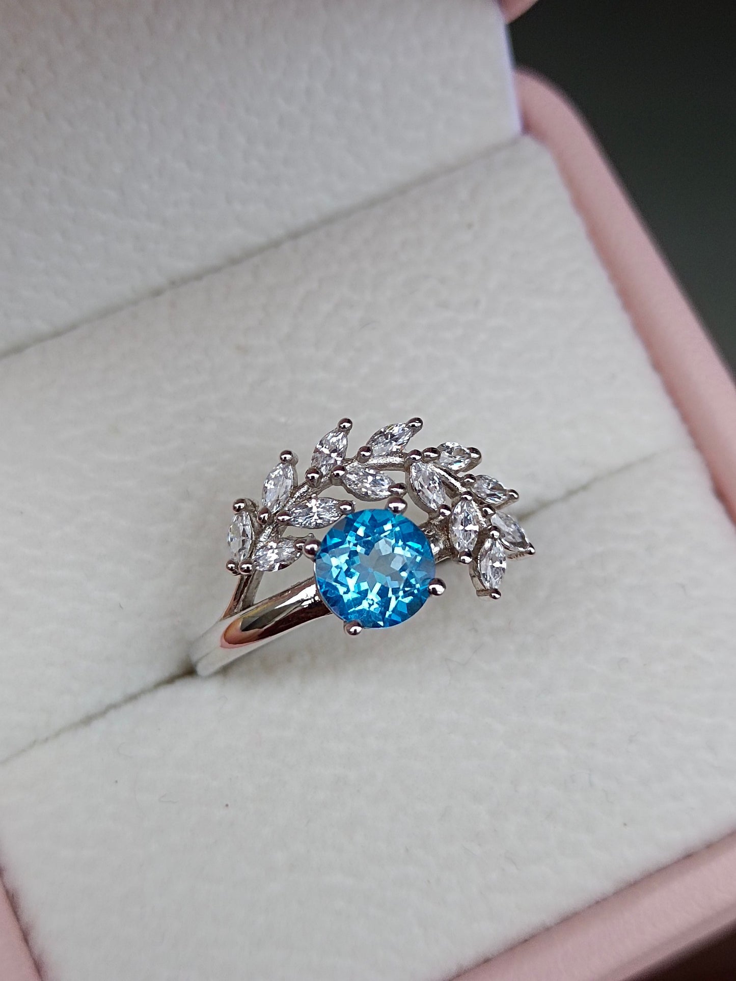 Anello con topazio naturale in blu svizzero: lavorazione artigianale di gioielli unici