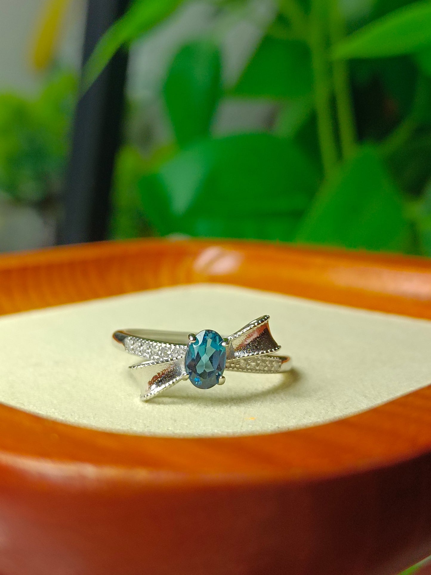Anello con fiocco in topazio blu London: gioielli squisiti per ogni occasione