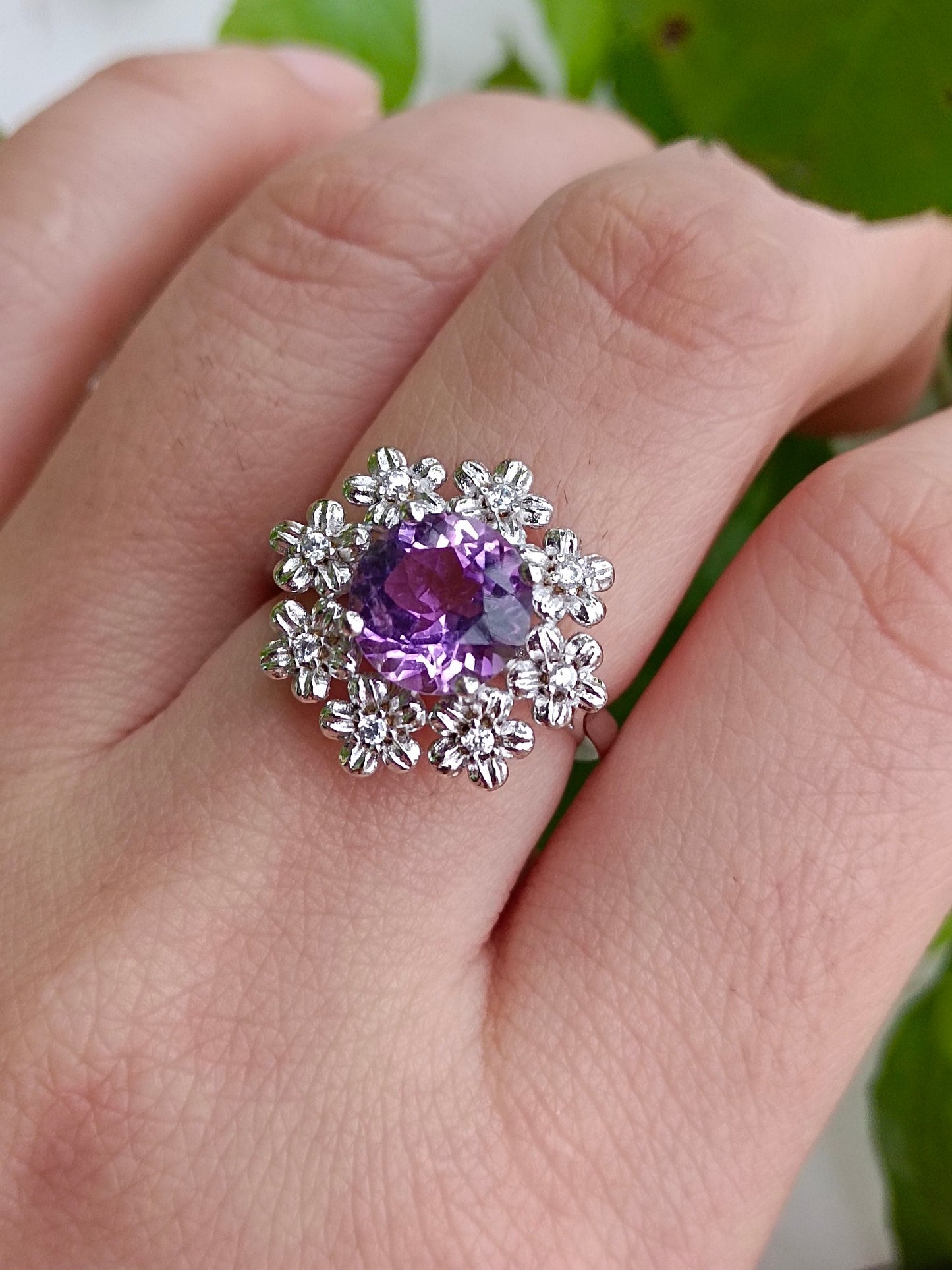 Squisito anello con fiori ricchi di ametista naturale - pezzo di gioielleria unico