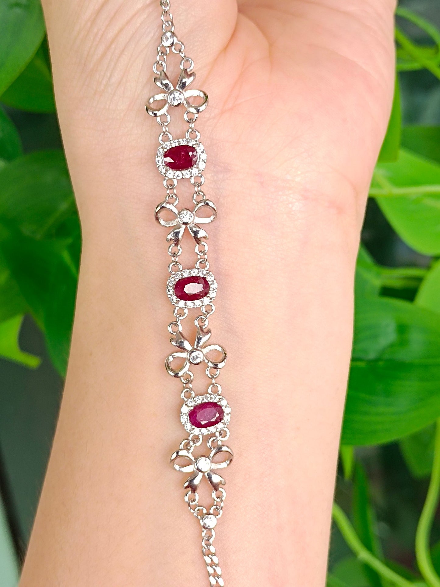 Urocza bransoletka z rubinową kokardką - elegancka i modna biżuteria