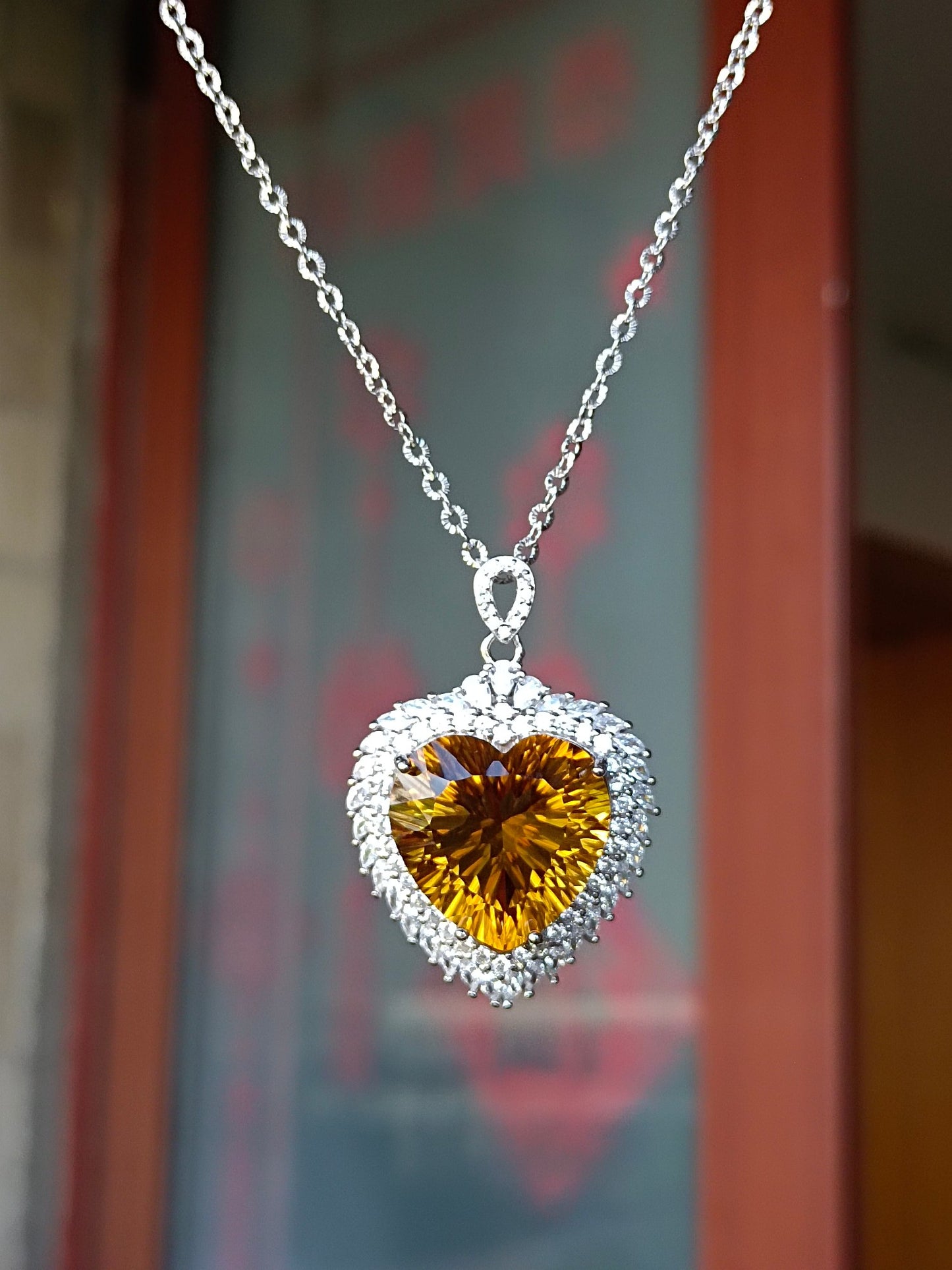 Naturligt gult citrinhjärthänge - utsökta smycken för din samling