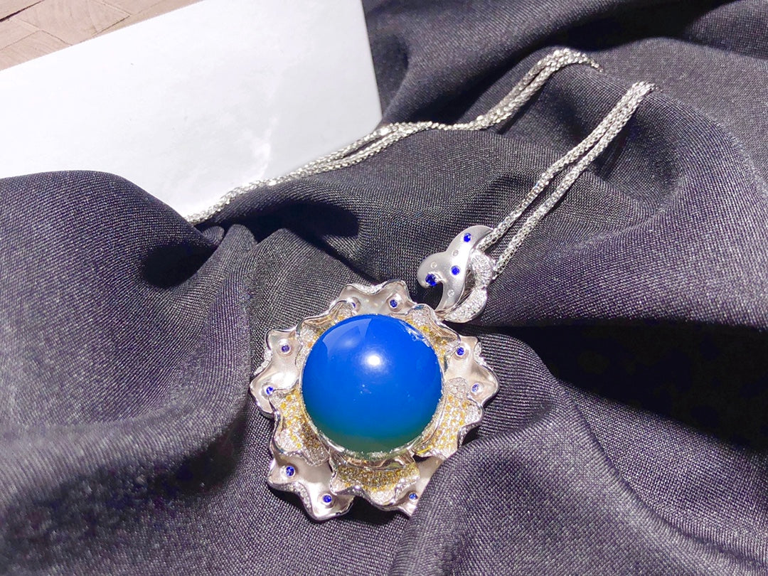 Ekskluzywna biżuteria | Czarujący taniec kwiatów i klejnotów: wisiorek z 18-karatowego złota z dominikańskim niebieskim bursztynem