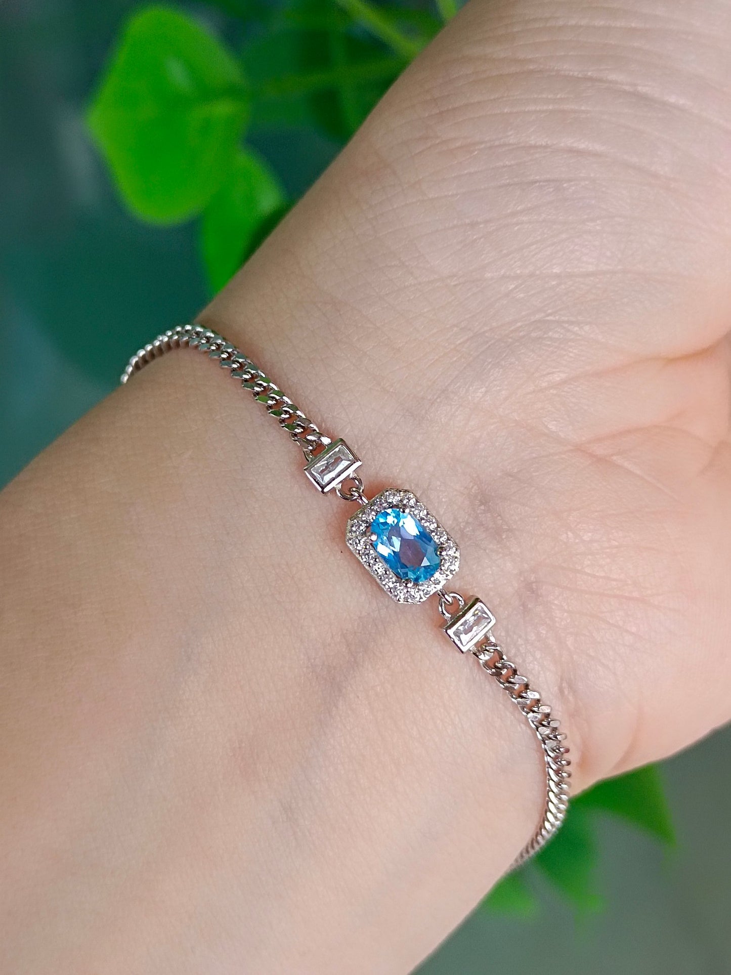 Squisito braccialetto svizzero con topazio azzurro naturale - Gioiello elegante