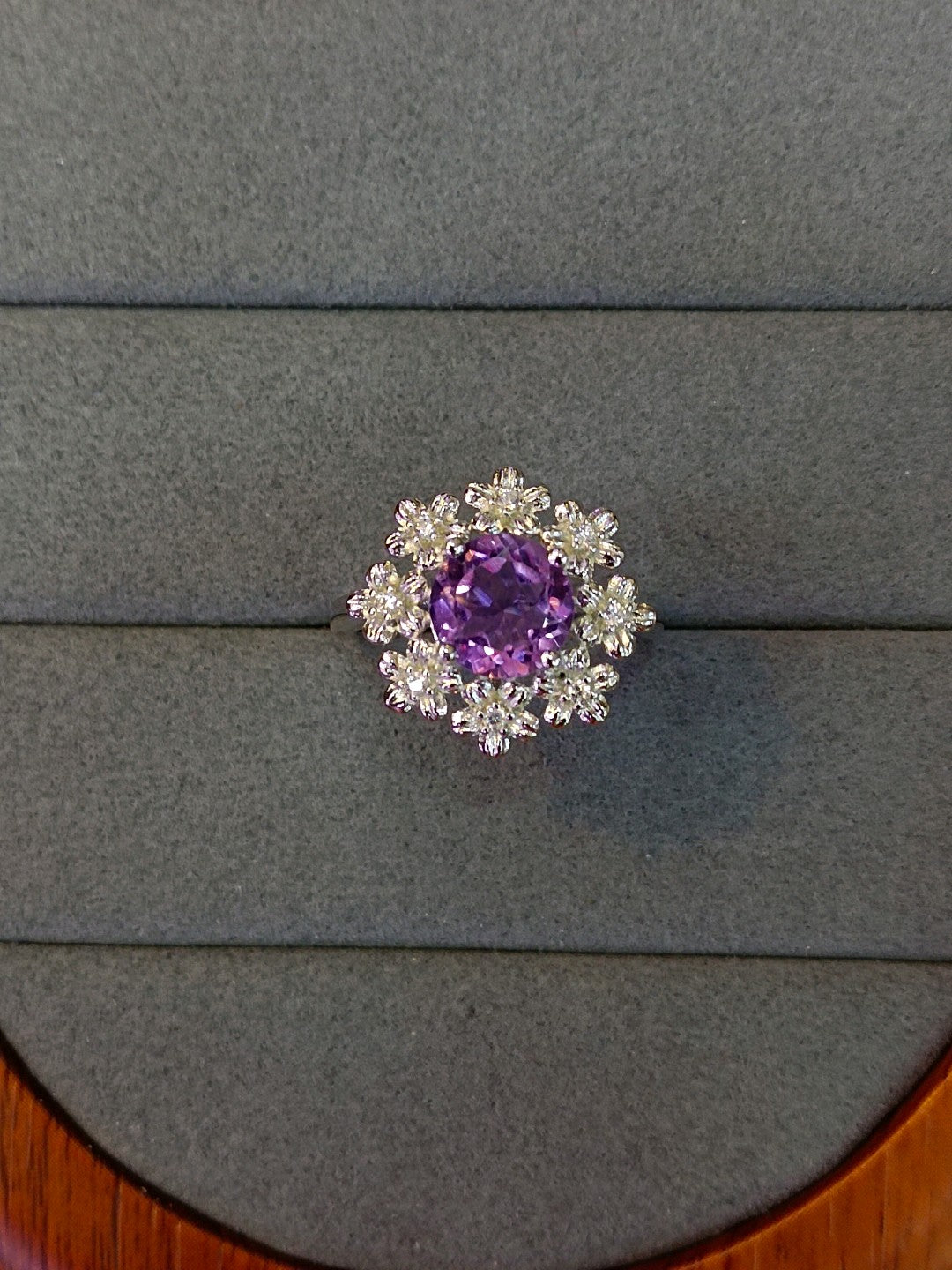 Squisito anello con fiori ricchi di ametista naturale - pezzo di gioielleria unico