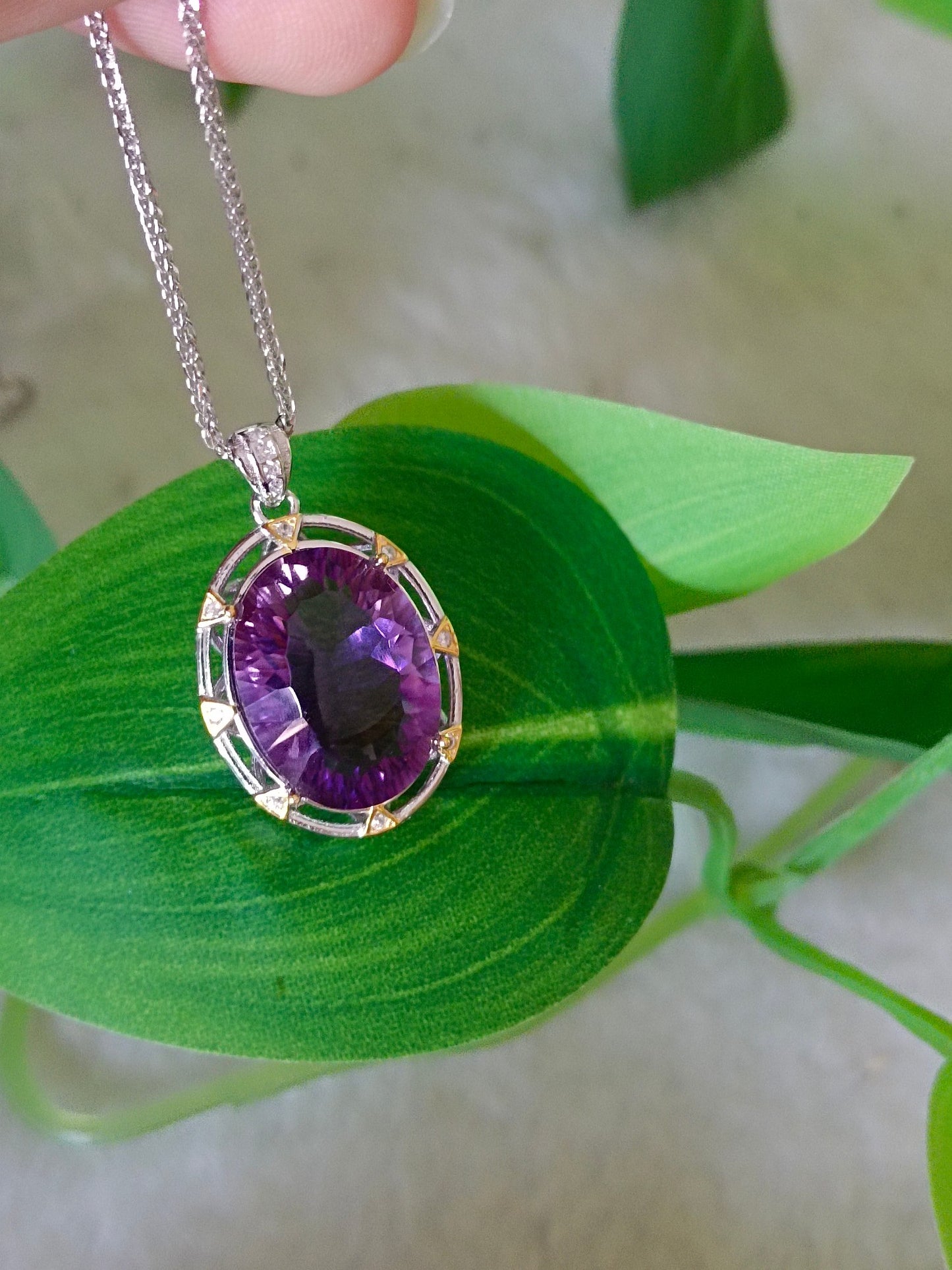 Lussuoso ciondolo con ametista naturale: gioielli eleganti per la tua sicurezza
