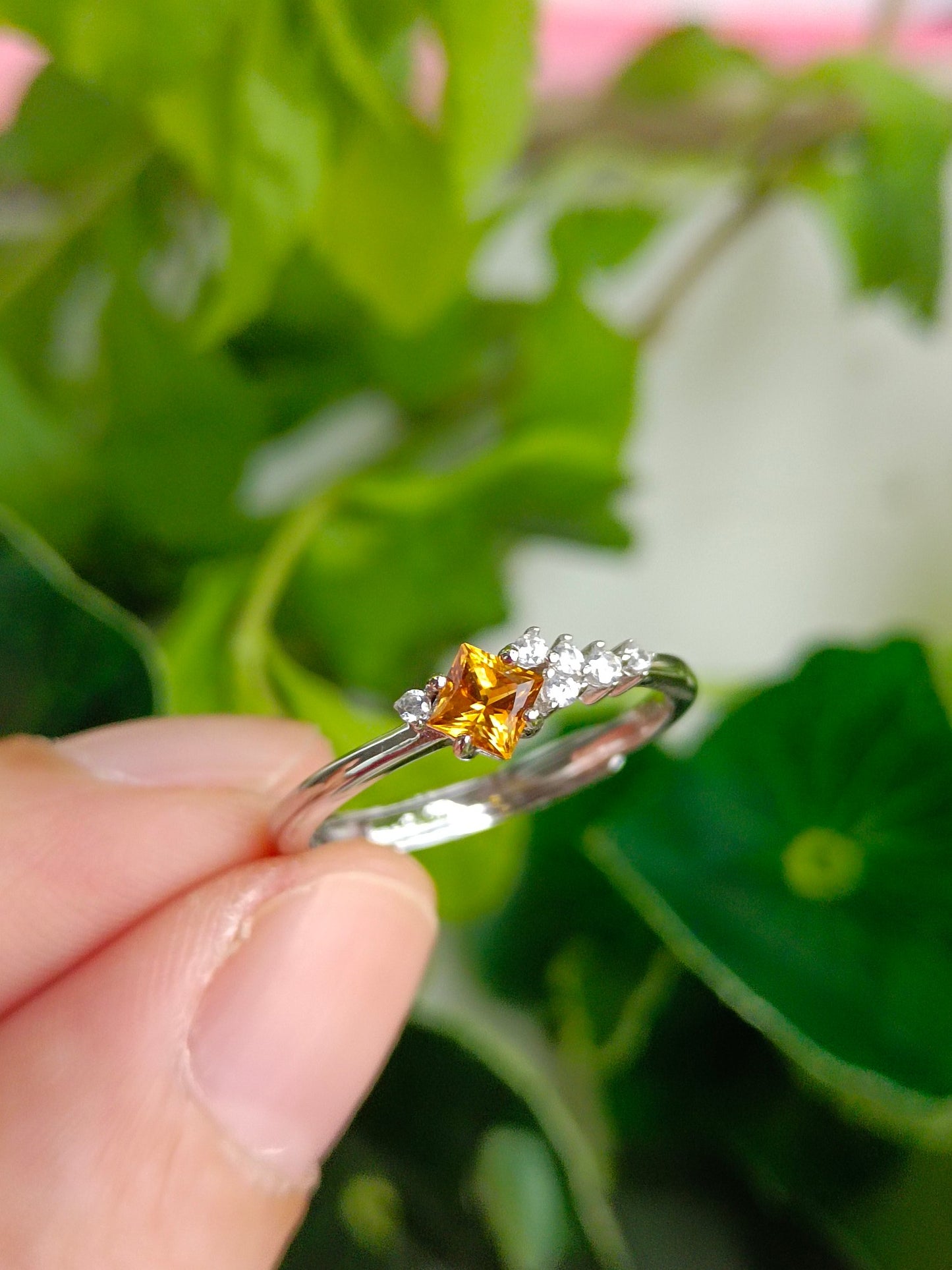 Splendido anello in cristallo giallo taglio principessa: gioielli squisiti