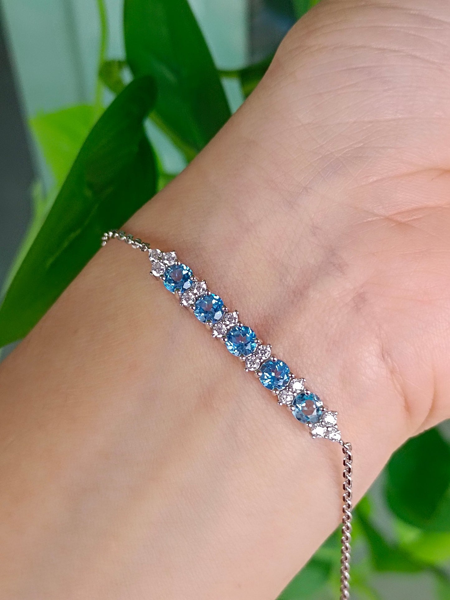Utsøkt naturlig sveitsisk blå topasarmbånd - elegante smykker