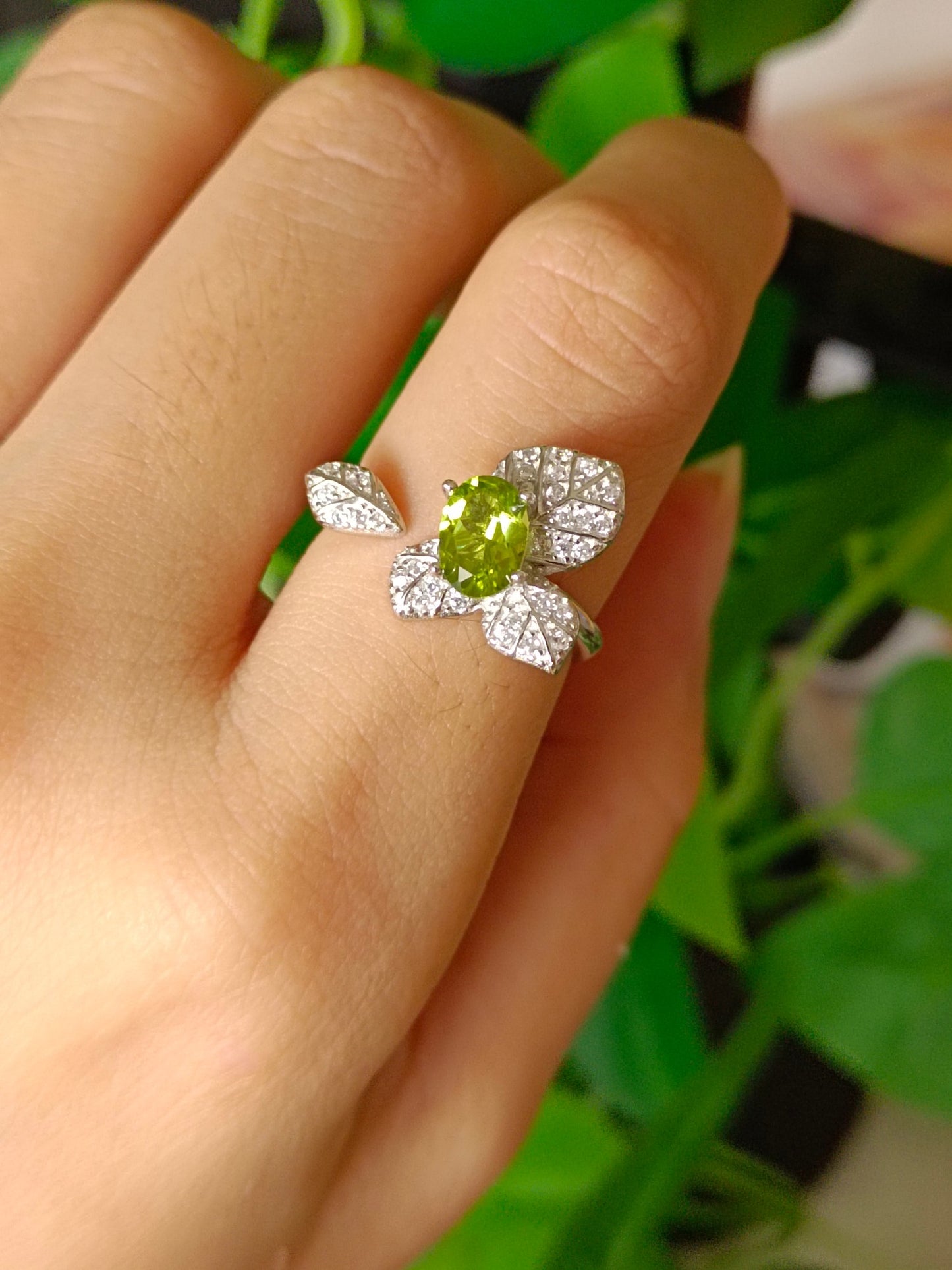 Strålende olivengrønne smykker: naturlig peridotring